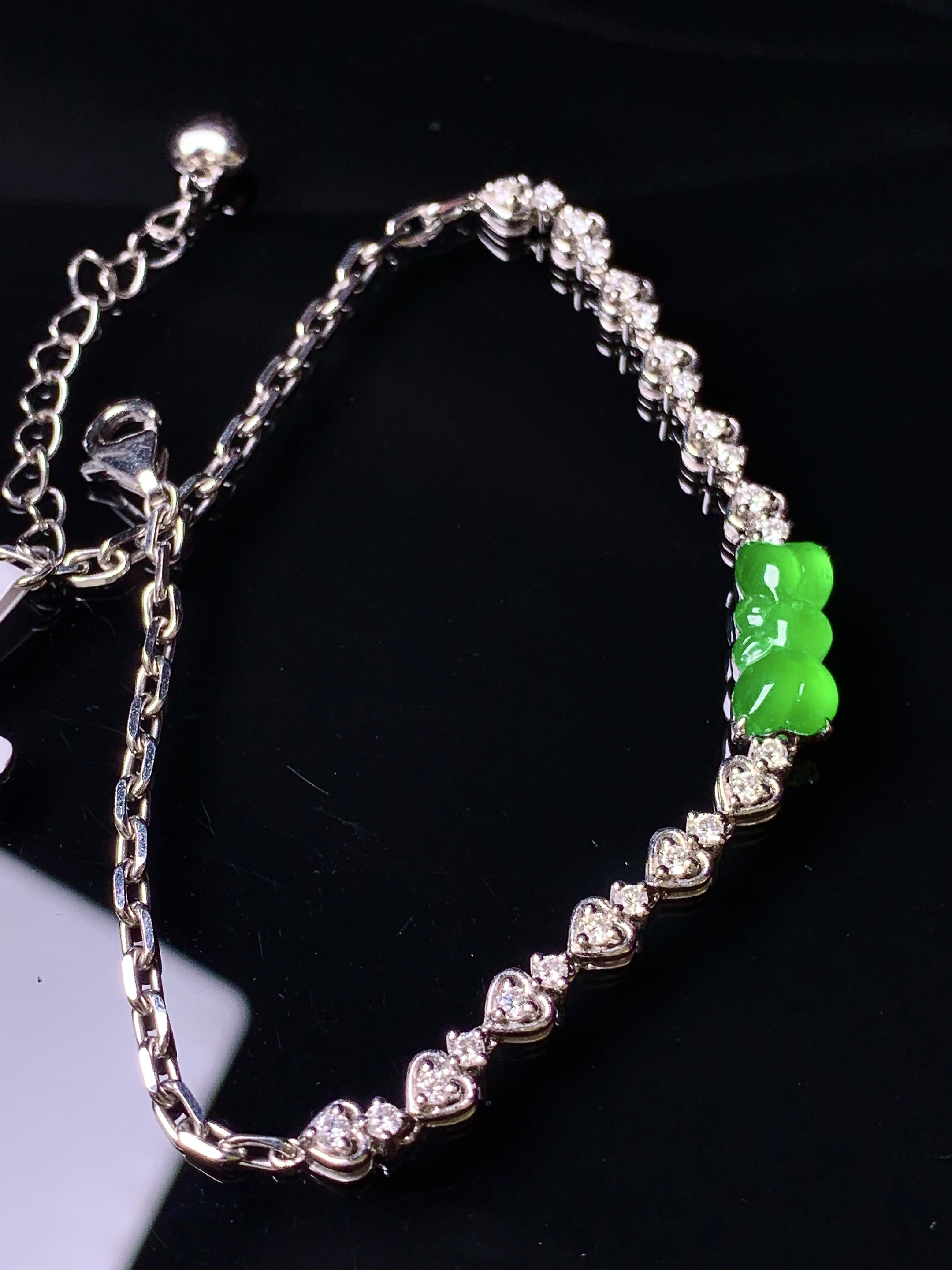 18k金钻镶嵌冰阳绿蝴蝶结手链 玉质细腻 色泽艳丽清新 水润亮眼 裸石尺寸11.6*5*2.3