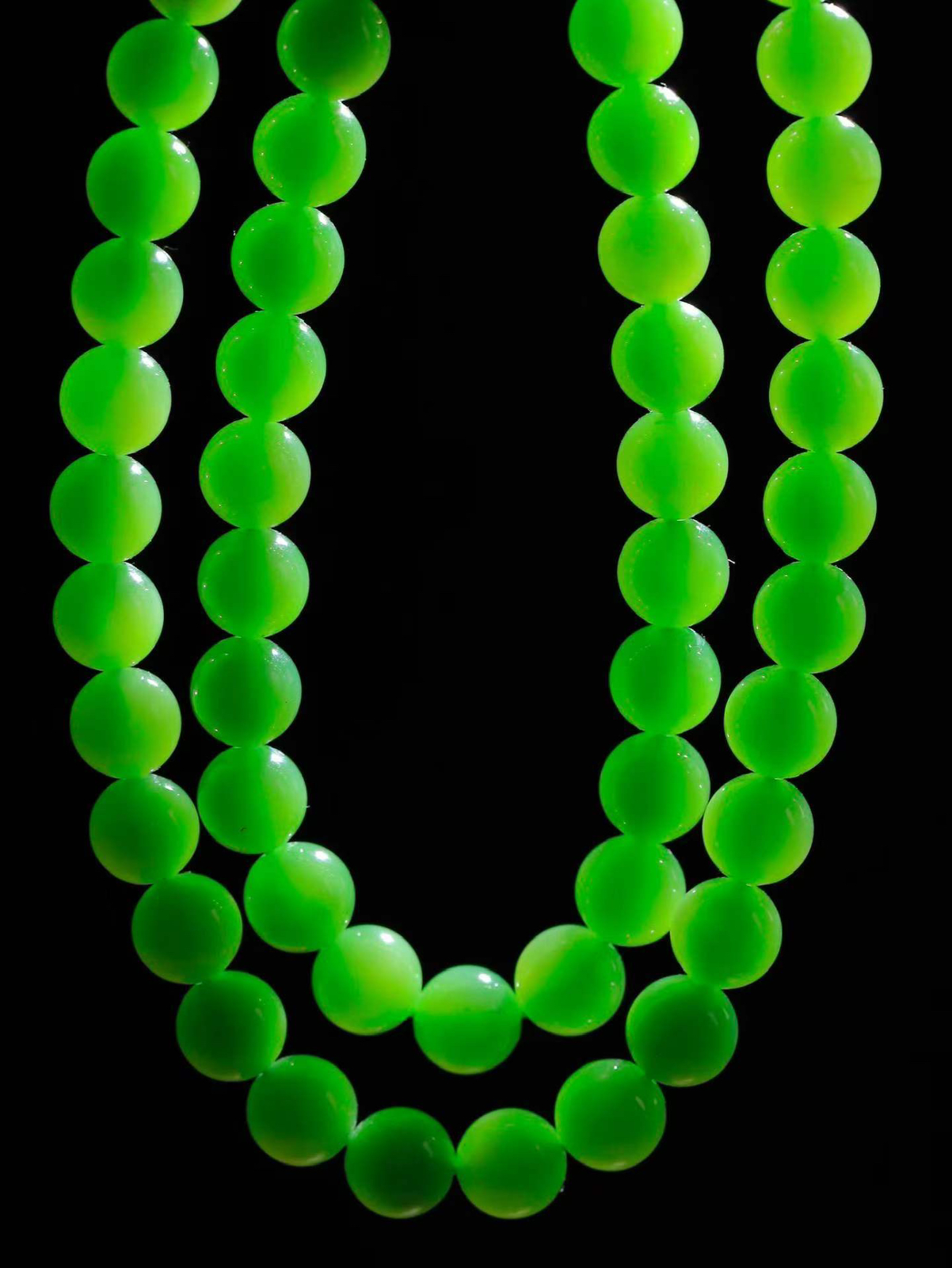 【珠圆玉润.项链】

精品和田玉碧玉珠圆玉润项链 玉质温润细腻  整串打磨圆润，佩戴舒适。珠珠落玉盘，间关莺语花底滑，一生美好时光，无论身在何处，都有它相伴相守。事事顺遂，幸福美满，吉祥如意。重46.7克 尺寸取一8mm  79352978A