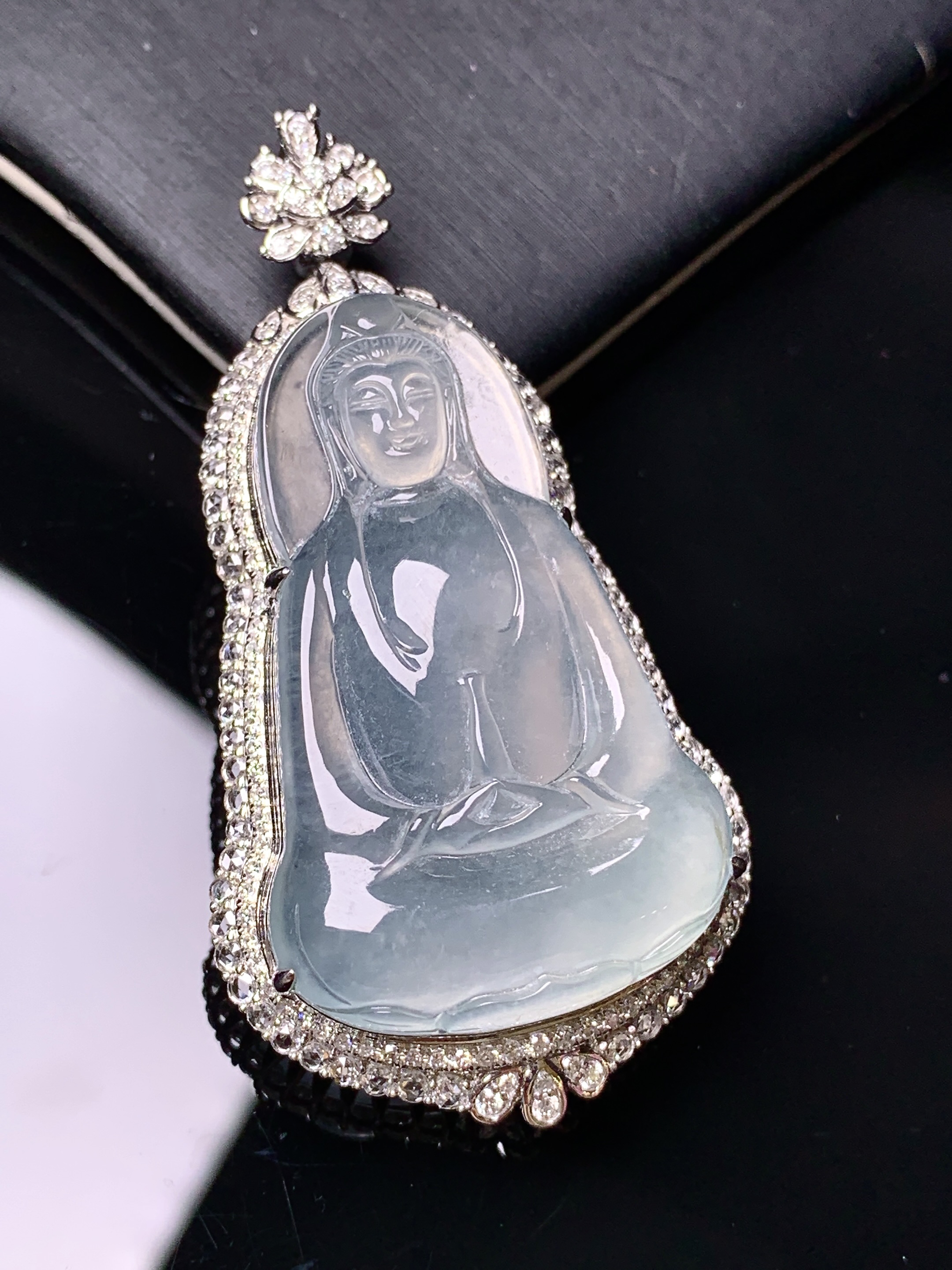 18k金钻镶嵌冰种观音菩萨吊坠 玉质细腻 色泽艳丽清新 水润亮眼 整体尺寸53*27.8*11.6b