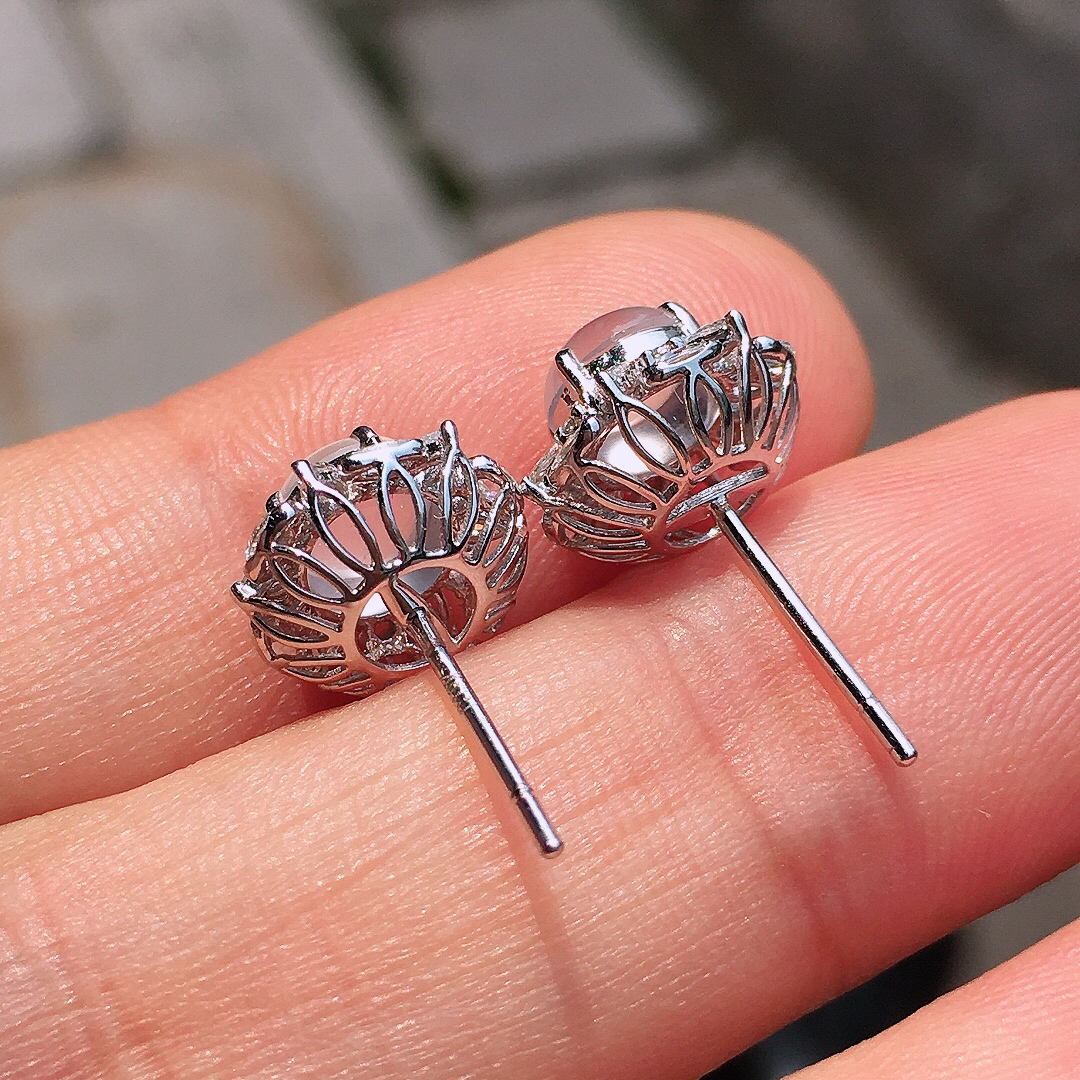 玻璃种蛋面耳钉，玉质细腻，荧光感超
强，饱满圆润，尽显优雅气质，18k
金豪华镶嵌