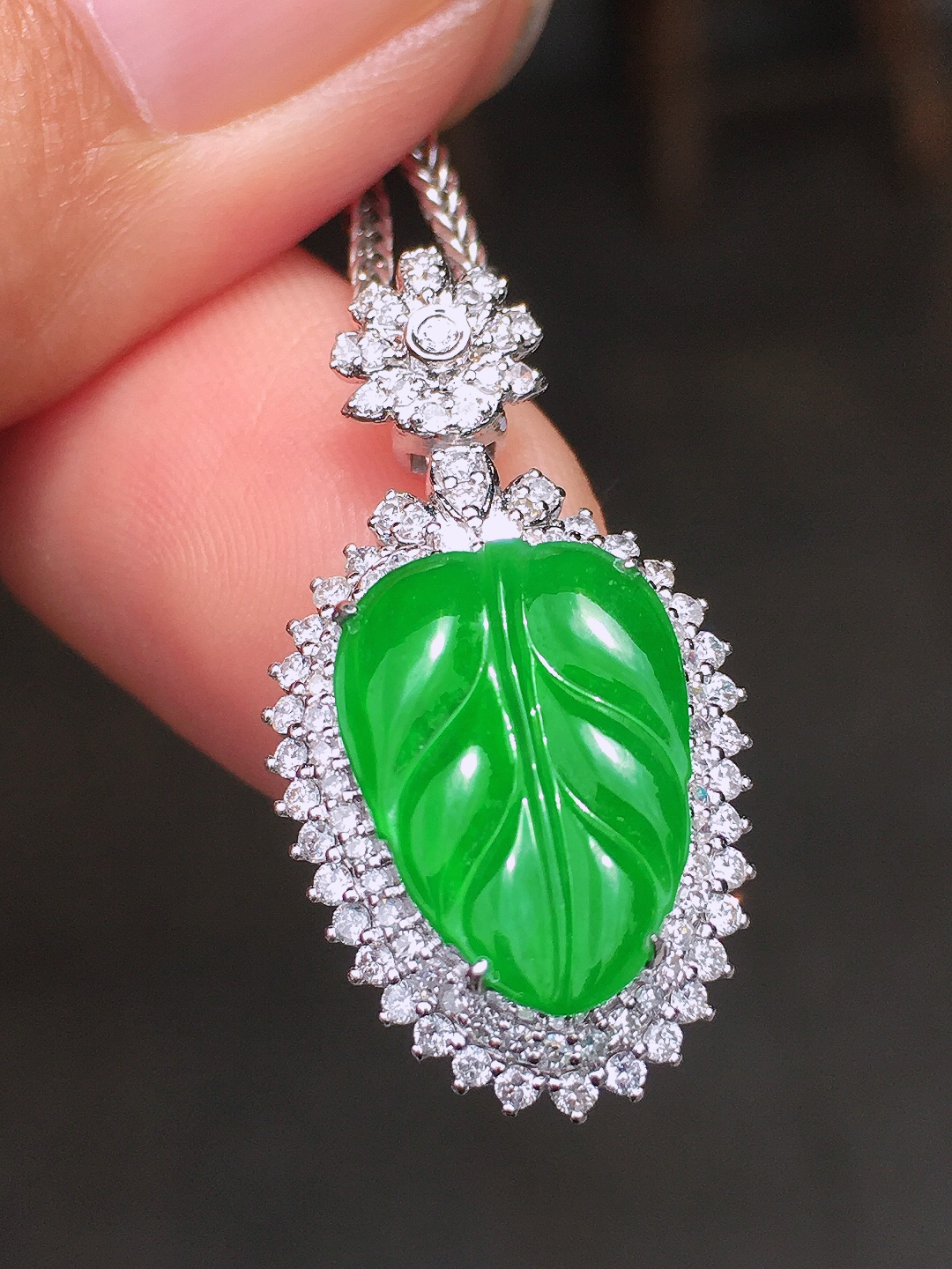 阳绿玉叶吊坠，色泽均匀艳丽，玉质细腻，荧光感超
强，饱满圆润，尽显优雅气质，18k
金豪华镶嵌