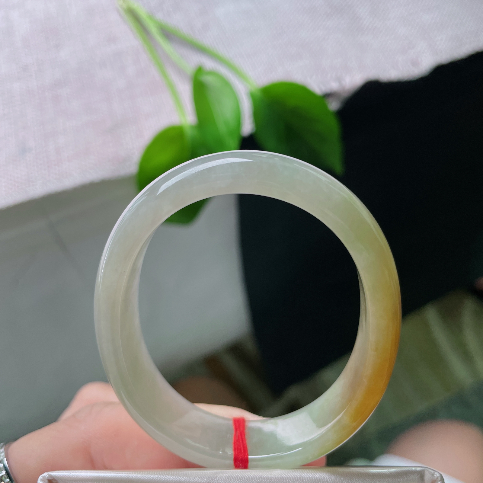 53（45.5）13.2/6.7，黄翡贵妃，冰润细腻，种老，如金丝游动，婉间鎏金..