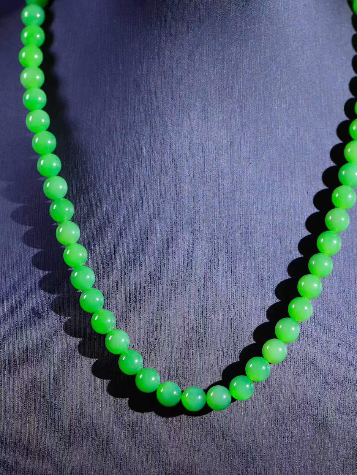 【珠圆玉润.项链】

精品和田玉碧玉珠圆玉润项链 玉质温润细腻  整串打磨圆润，佩戴舒适。珠珠落玉盘，间关莺语花底滑，一生美好时光，无论身在何处，都有它相伴相守。事事顺遂，幸福美满，吉祥如意。重46.7克 尺寸取一8mm  79352978A