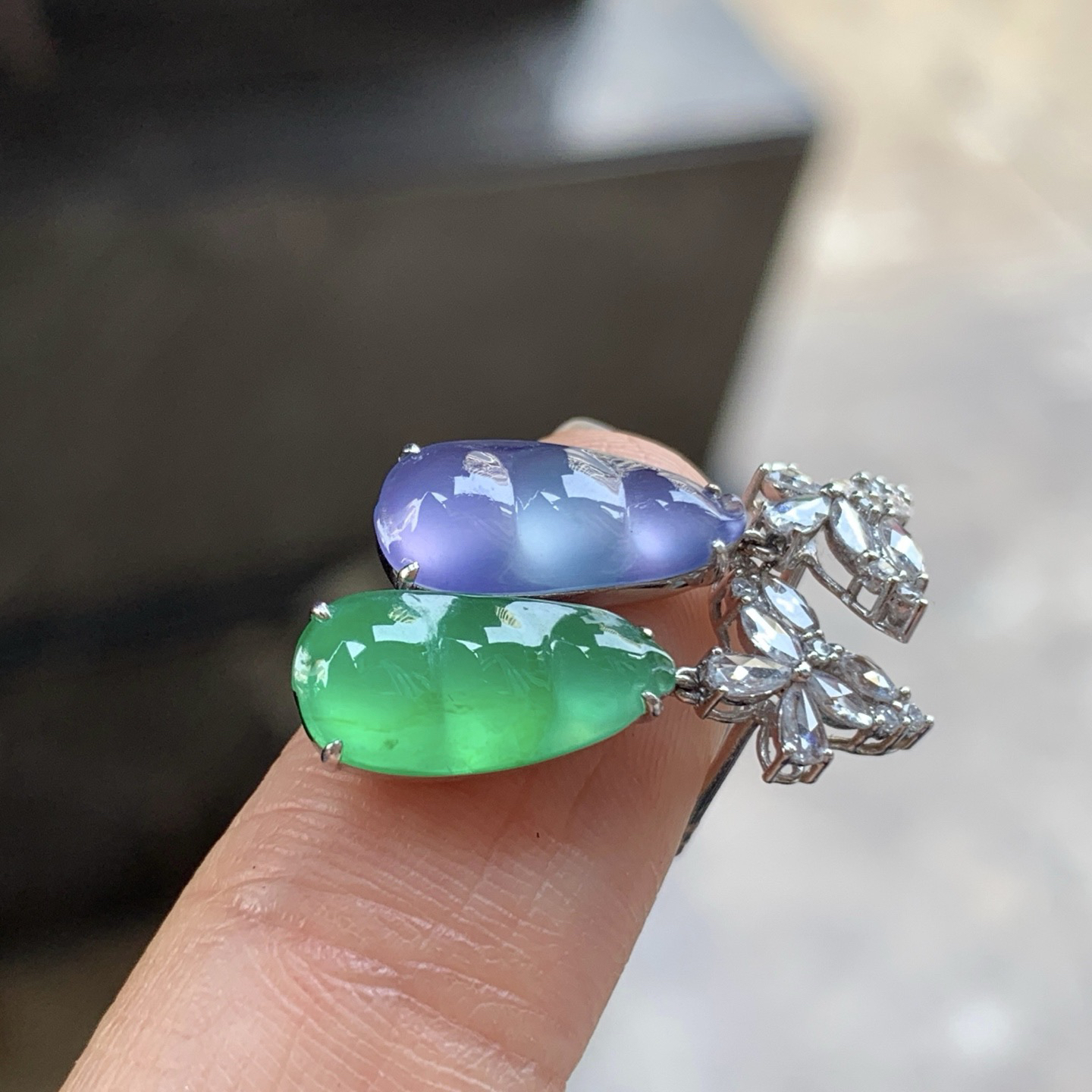 金钻镶嵌春带彩耳坠一对^_^鲜艳