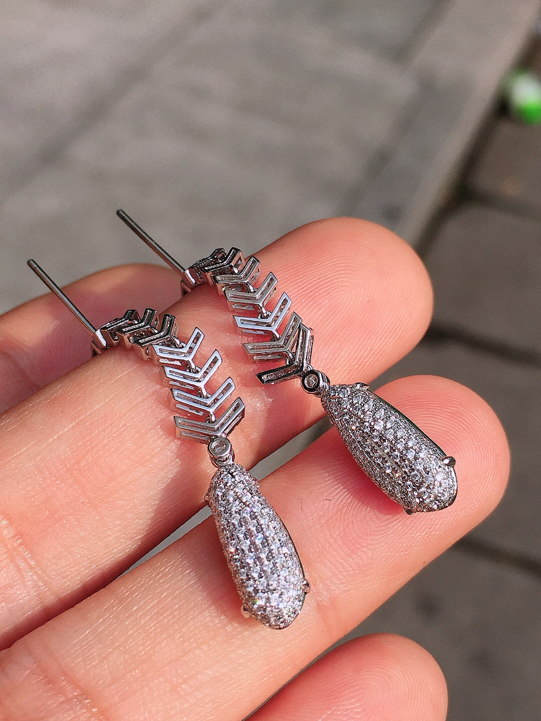 阳绿福豆耳坠，色泽均匀艳丽，玉质细腻，荧光感超
强，饱满圆润，尽显优雅气质，18k
金豪华镶嵌