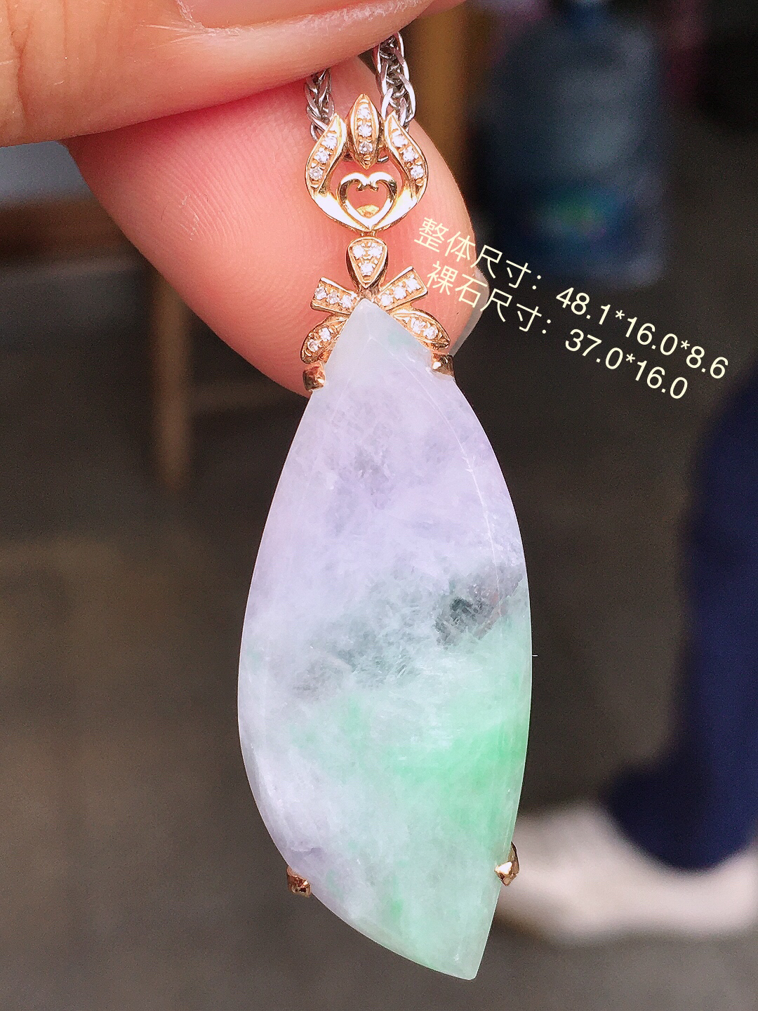 春彩随形吊坠，色泽艳丽，玉质细腻，荧光感超
强，饱满圆润，尽显优雅气质，18k
金豪华镶嵌