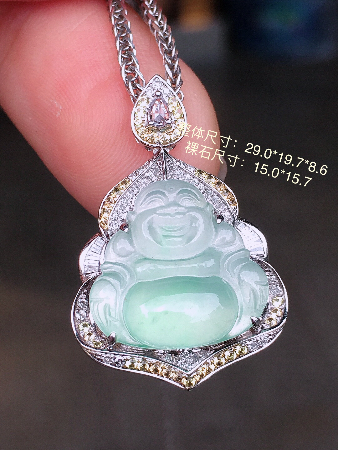 冰种佛公吊坠，色泽均匀艳丽，玉质细腻，荧光感超
强，饱满圆润，尽显优雅气质，18k
金豪华镶嵌