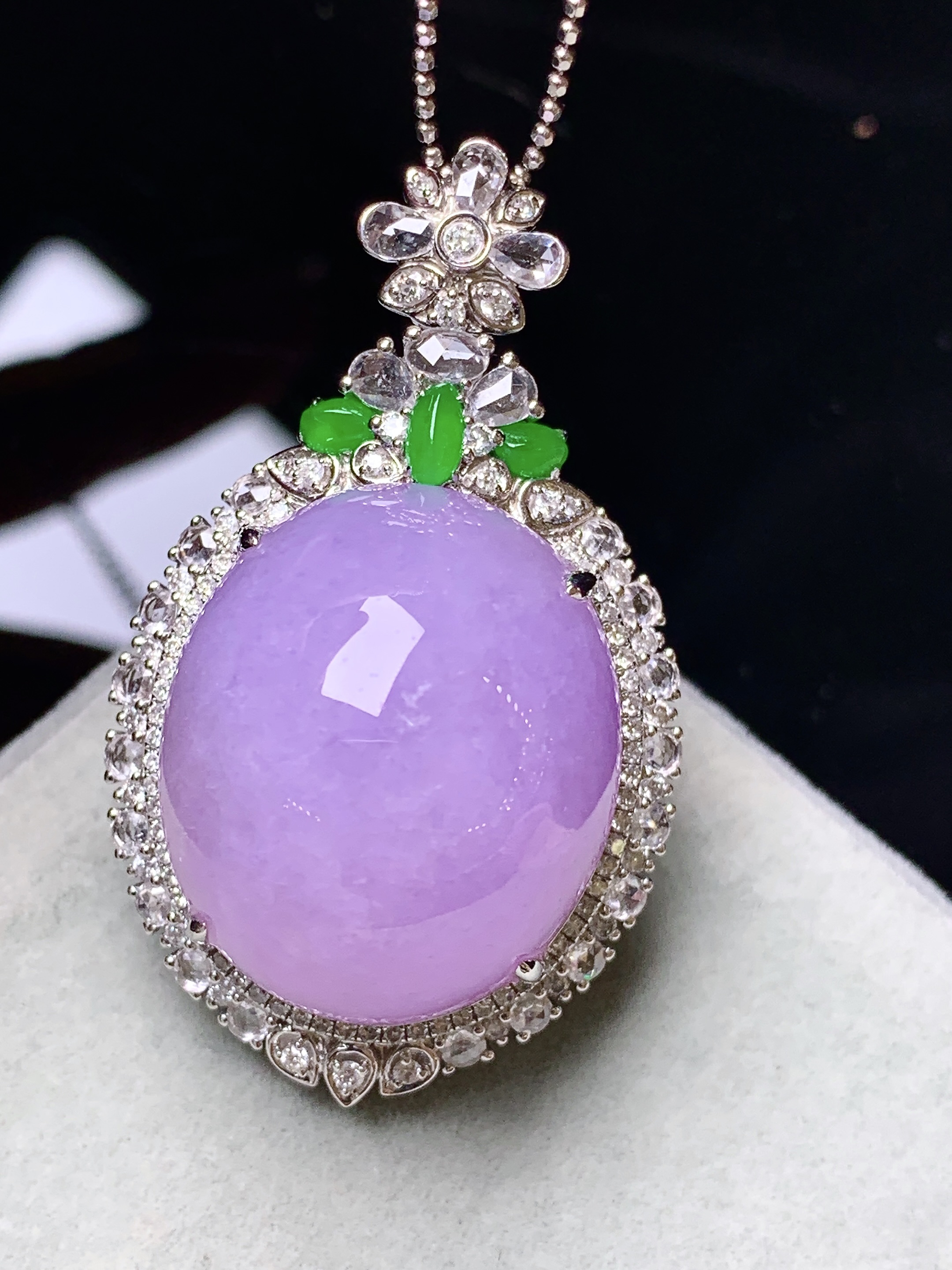 18k金钻镶嵌紫罗兰蛋面吊坠 玉质细腻 色泽艳丽清新 水润亮眼 整体尺寸40.5*24.2*19.2b7