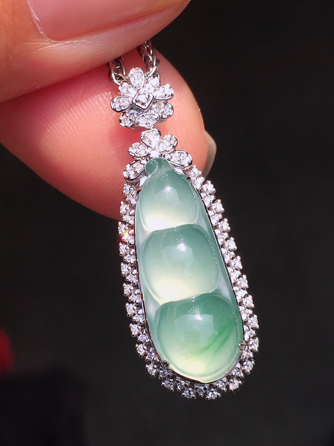 冰种福豆吊坠，色泽均匀艳丽，玉质细腻，荧光感超
强，饱满圆润，尽显优雅气质，18k
金豪华镶嵌