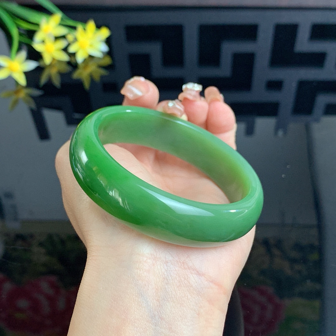 和田玉61.5圈口阳绿色宽版碧玉手镯！玉质细腻油润 底色纯净 无裂无黑 脂粉好，品质高。