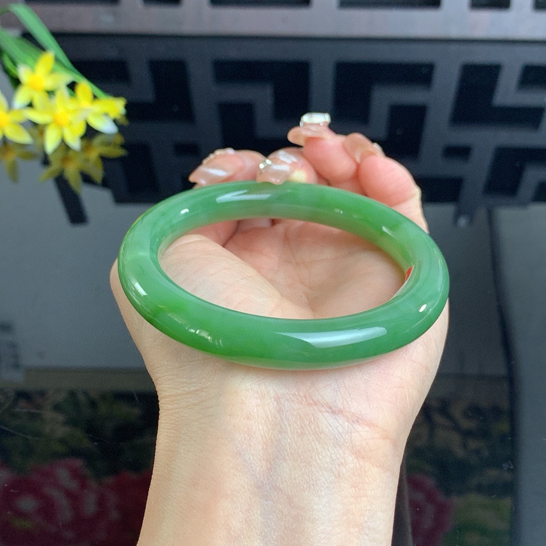 和田玉58.5圈阳绿色圆条碧玉手镯！玉质细腻油润 底色纯净 无裂无黑 脂粉好，品质高。