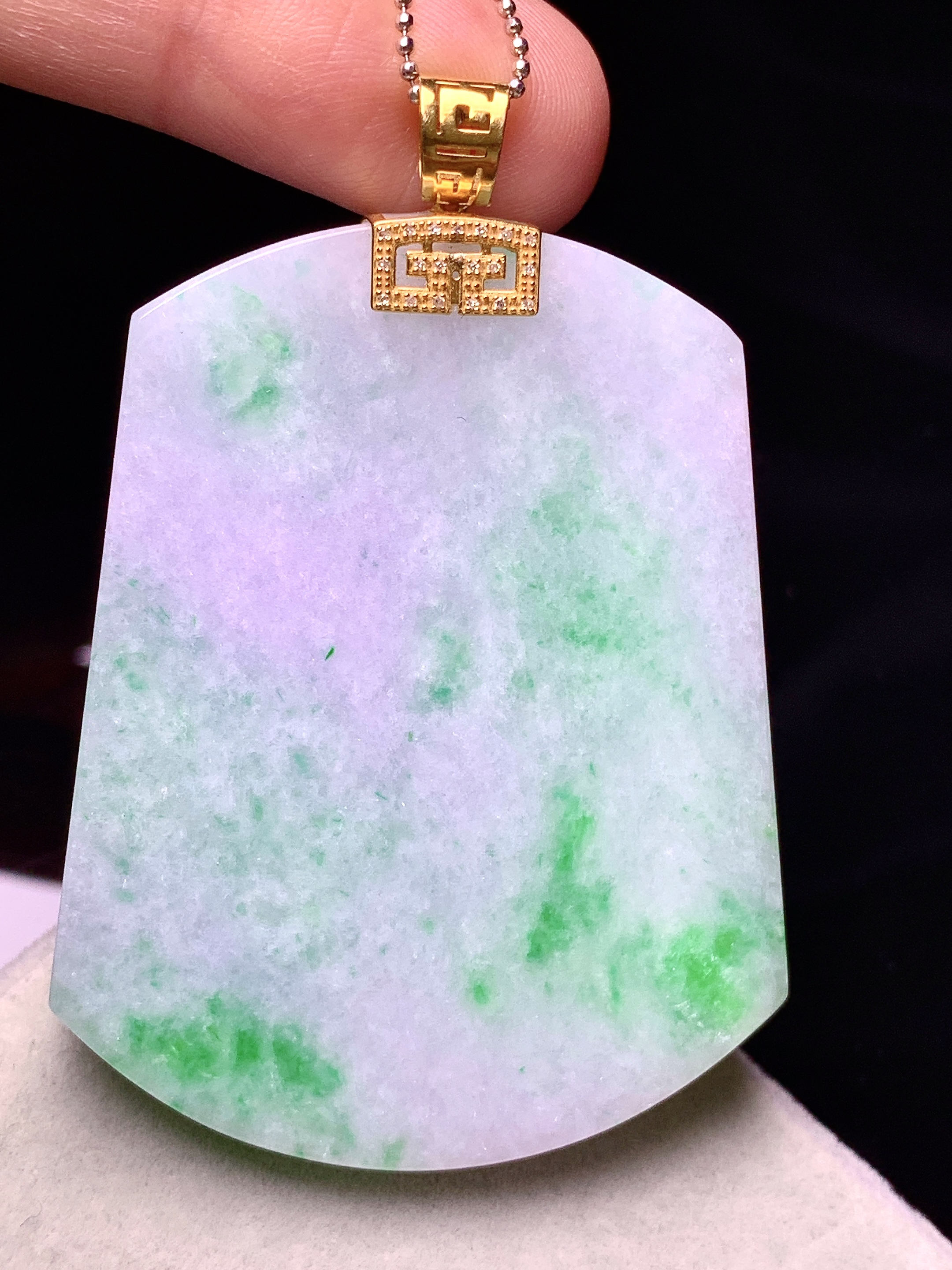 18k金钻镶嵌春彩无事牌吊坠 玉质细腻 色泽艳丽清新 水润亮眼 整体尺寸57.5*39.5*5.5e1