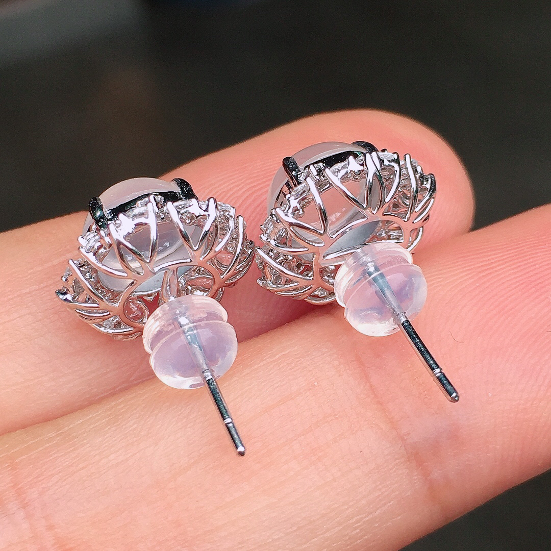 冰种蛋面耳钉，玉质细腻，荧光感超
强，饱满圆润，尽显优雅气质，18k
金豪华镶嵌