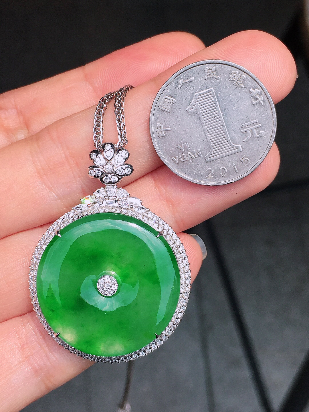 阳绿平安扣吊坠，色泽均匀艳丽，玉质细腻，荧光感超
强，饱满圆润，尽显优雅气质，18k
金豪华镶嵌