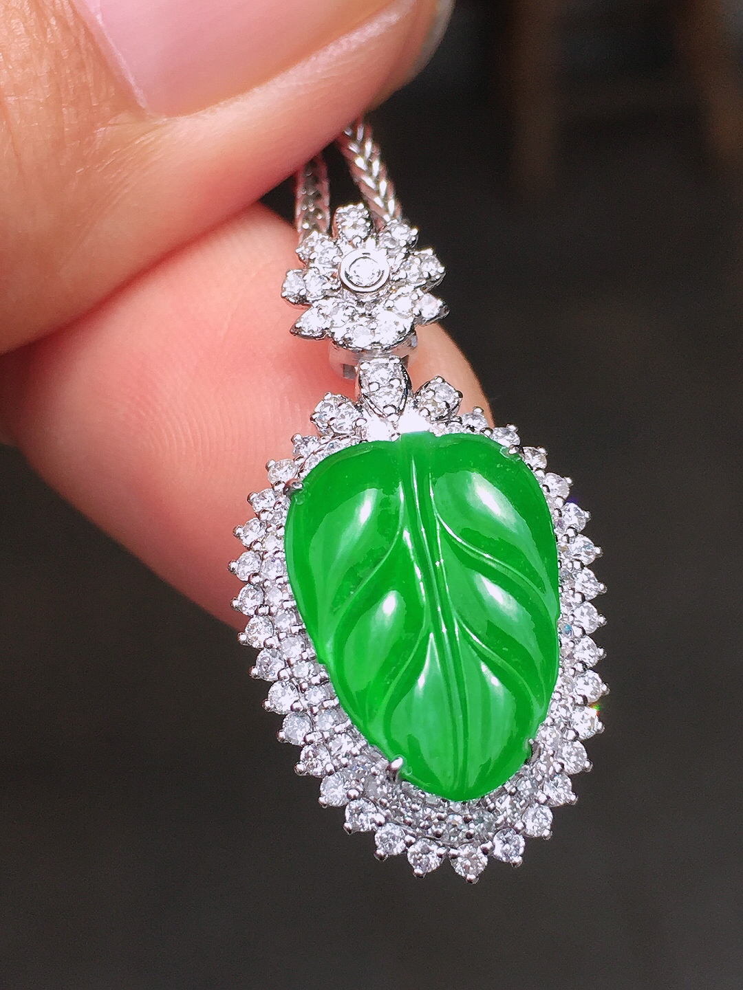 阳绿玉叶吊坠，色泽均匀艳丽，玉质细腻，荧光感超
强，饱满圆润，尽显优雅气质，18k
金豪华镶嵌