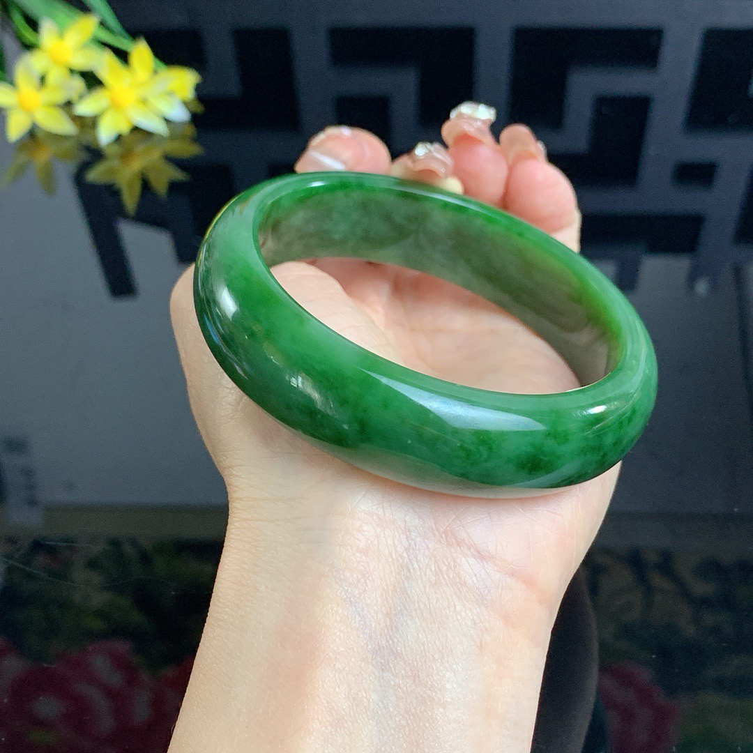 和田玉62.5圈口菠菜绿宽版碧玉手镯！玉质细腻油润 底色纯净 无裂无黑 脂粉好，品质高。