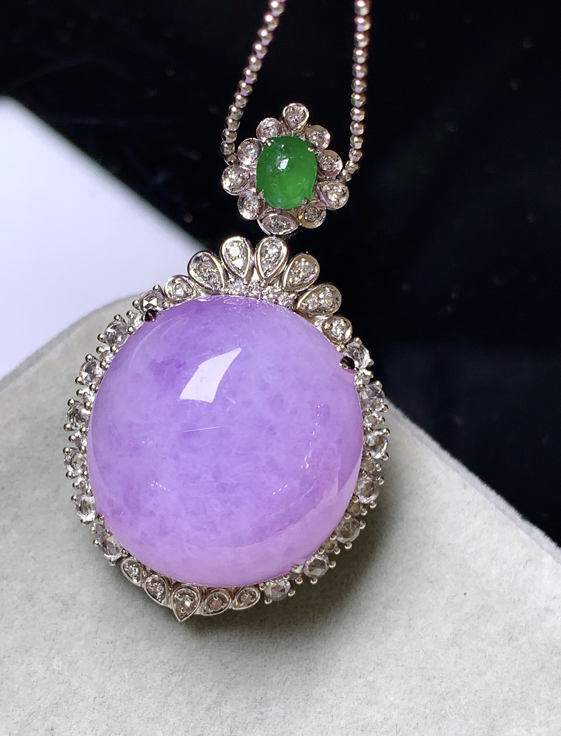 18k金钻镶嵌紫罗兰蛋面吊坠 玉质细腻 色泽艳丽清新 水润亮眼 整体尺寸36.5*22.6*16.5b7