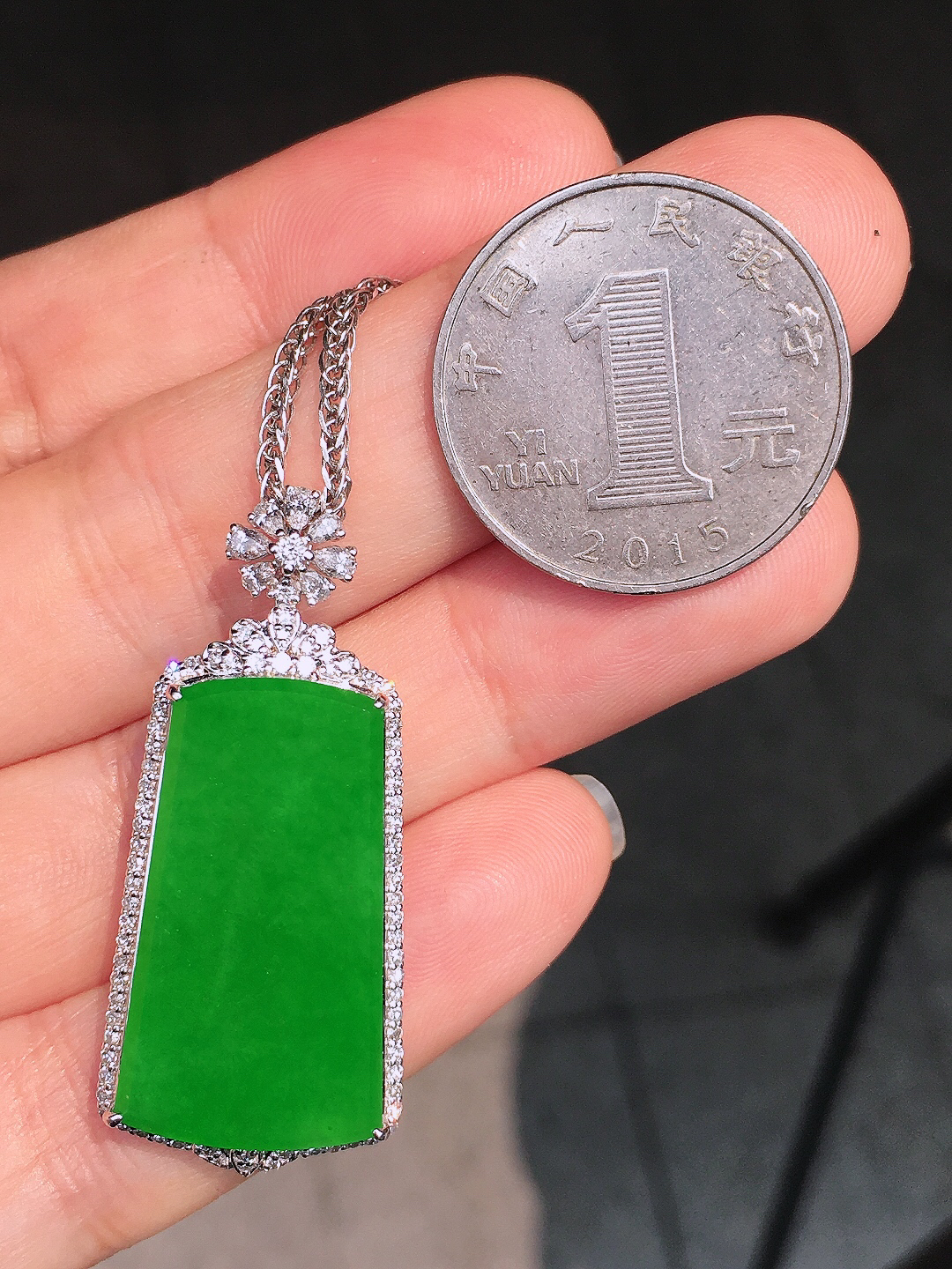 阳绿无事牌吊坠，色泽均匀艳丽，玉质细腻，荧光感超
强，饱满圆润，尽显优雅气质，18k
金豪华镶嵌
