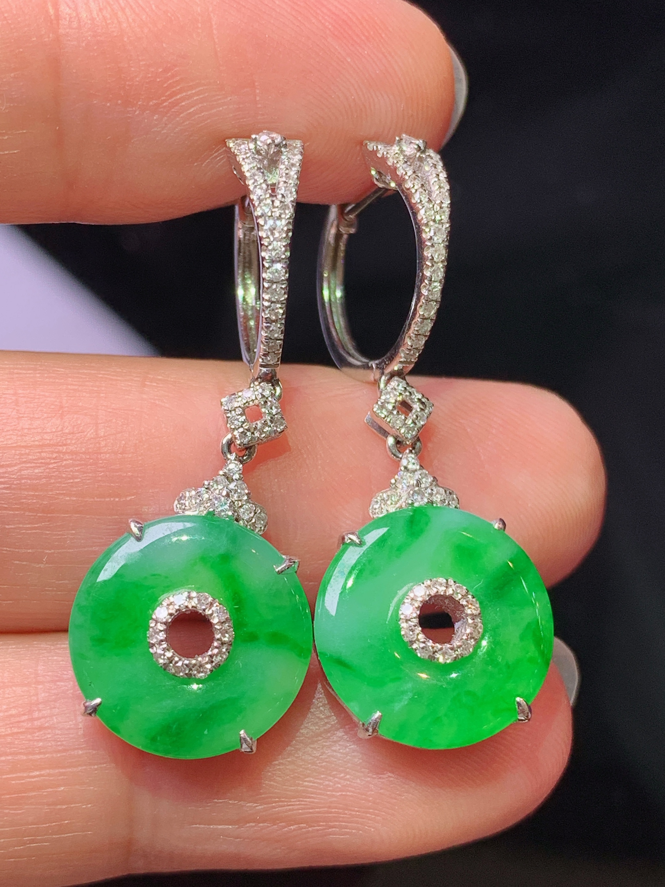 18k金钻镶嵌阳绿平安扣耳坠 玉质细腻 色泽艳丽清新 水润亮眼 整体尺寸32*12*4.3z1