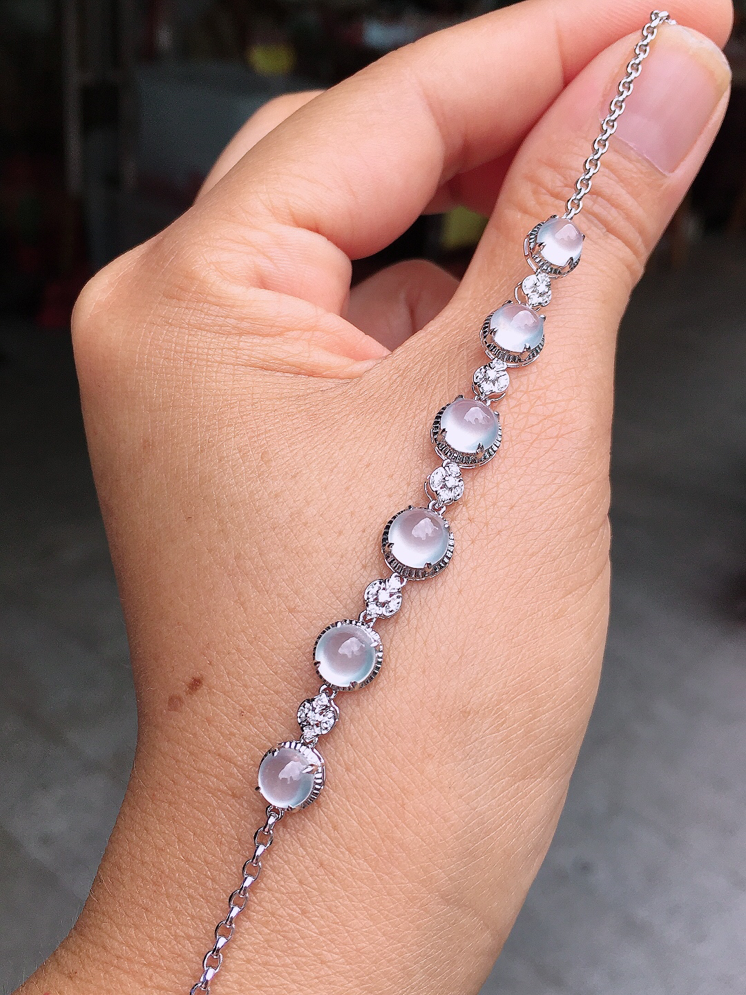 冰种蛋面手链玉质细腻，荧光感超
强，饱满圆润，尽显优雅气质，18k
金豪华镶嵌