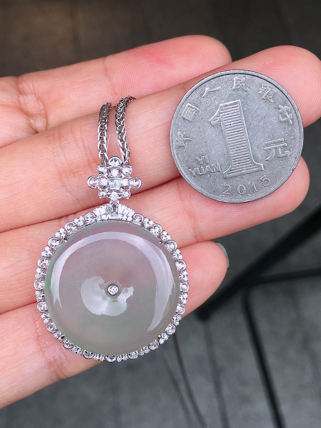 冰种平安扣吊坠，玉质细腻，荧光感超
强，饱满圆润，尽显优雅气质，18k
金豪华镶嵌