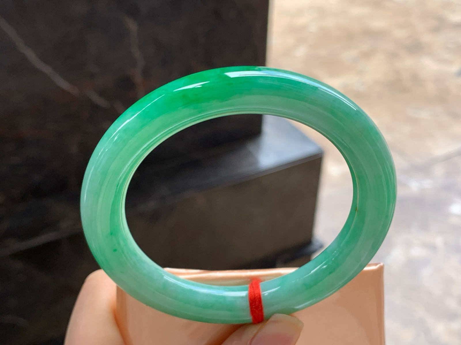 56.5-10.3

辣绿色圆条手镯^_^颜色鲜艳