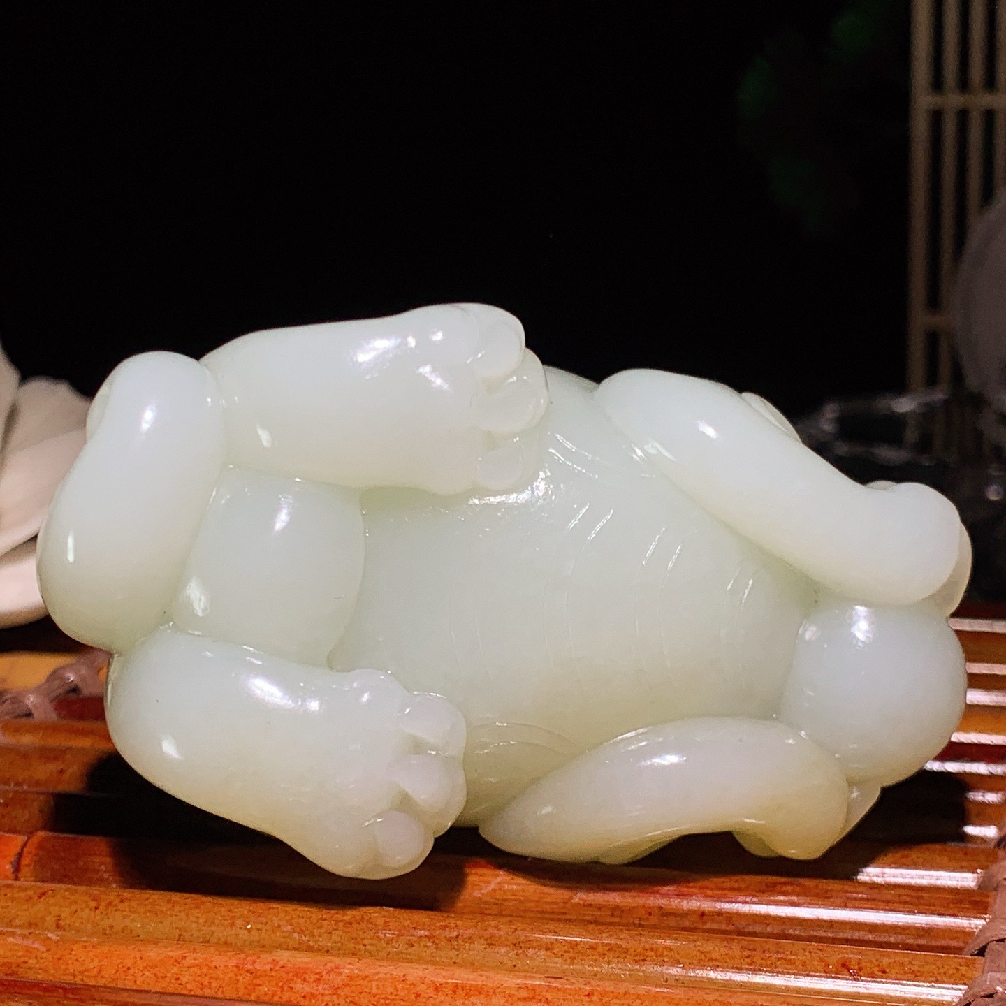 新疆和田玉且末糖貔貅把件！尺寸71/42/40重184克。玉质细腻油润。手推出油。佩戴高端典雅。lt260418