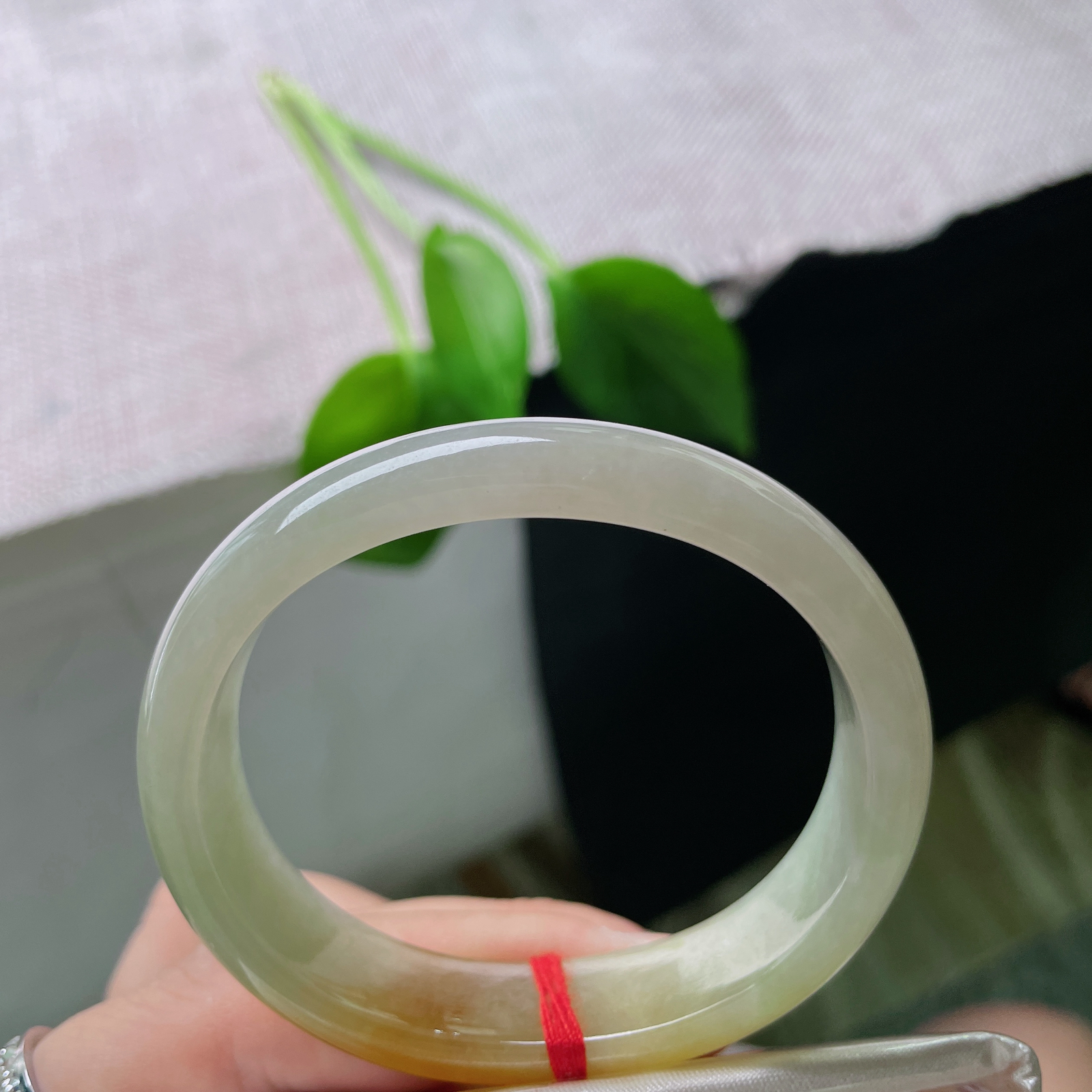 53（45.5）13.2/6.7，黄翡贵妃，冰润细腻，种老，如金丝游动，婉间鎏金..