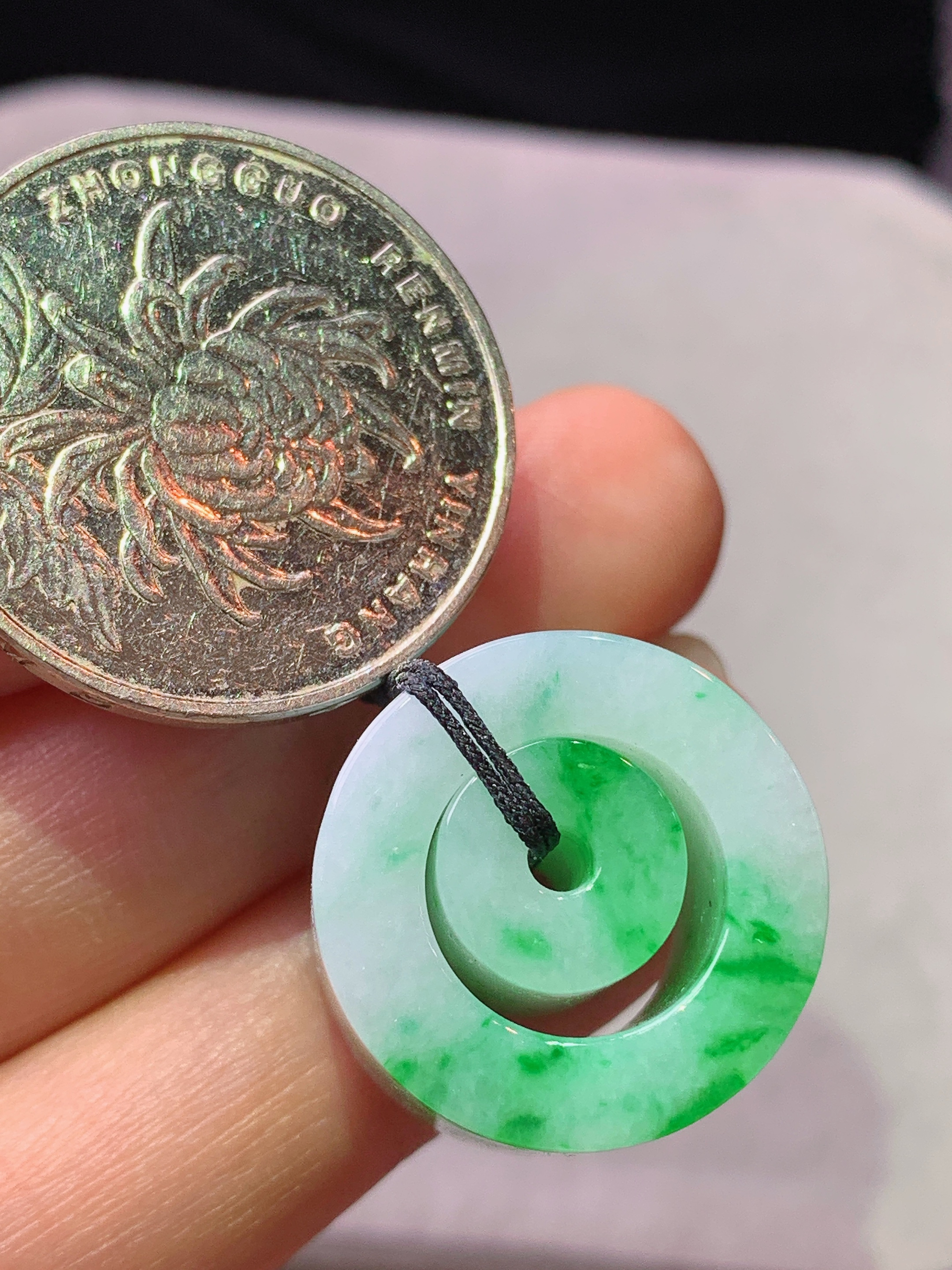 飘阳绿子母路路通吊坠 玉质细腻 色泽艳丽清新 水润亮眼 整体尺寸19.5*13z1