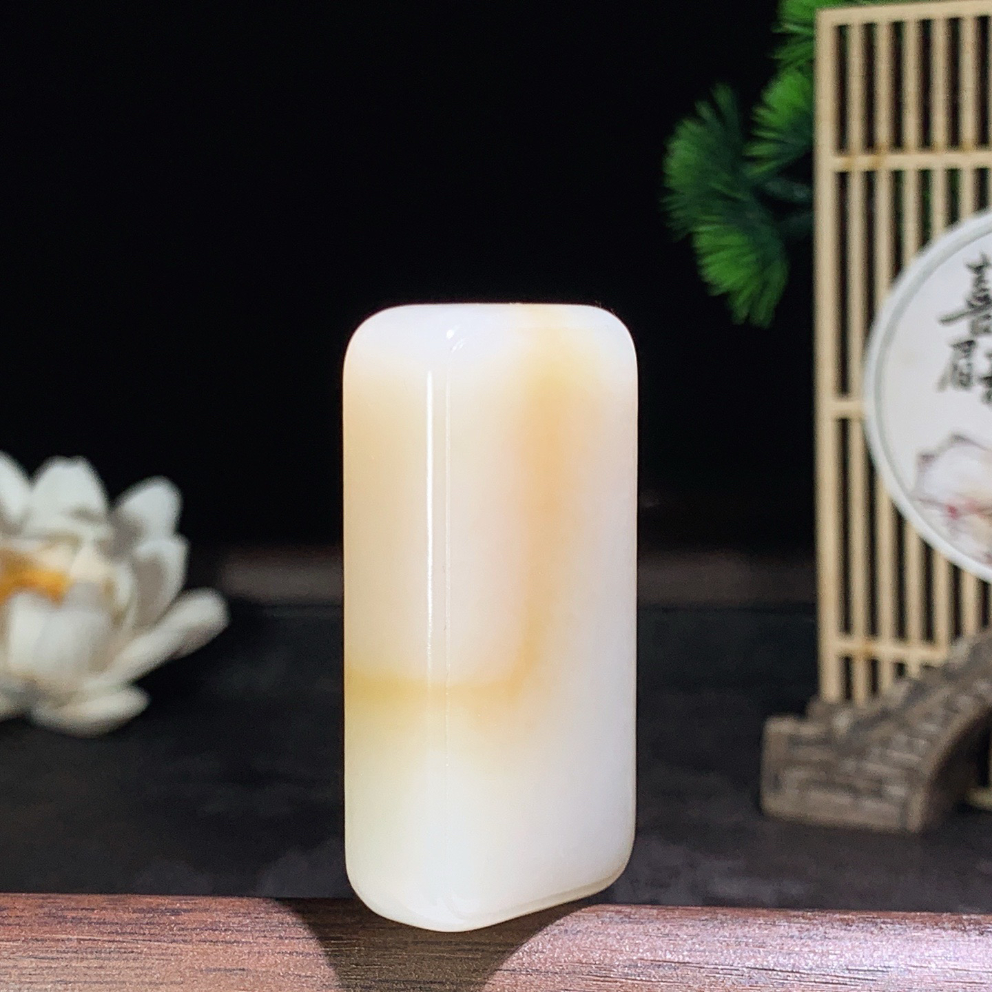 新疆和田玉且末糖平安无事牌挂件 尺寸47/23/12重38克。玉质细腻油润。手推出油。佩戴高端典雅。