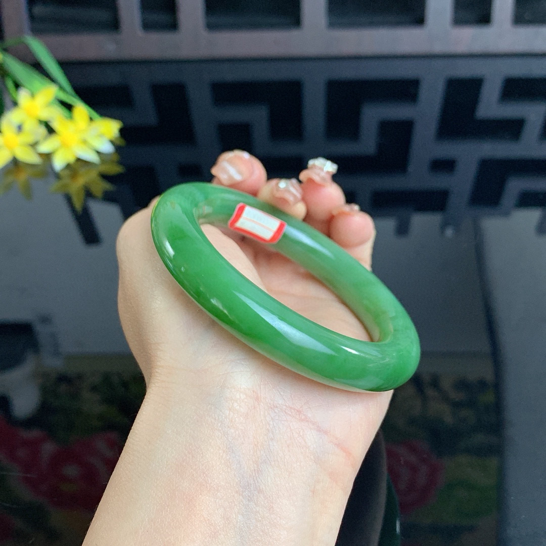 和田玉56圈阳绿色肥圆条碧玉手镯！玉质细腻油润 底色纯净 无裂无黑 脂粉好，品质高。