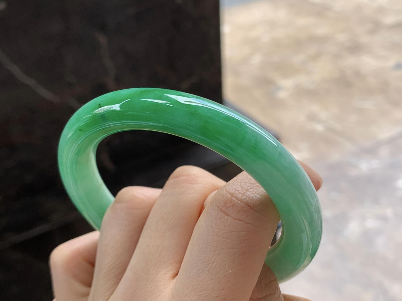 56.5-10.3

辣绿色圆条手镯^_^颜色鲜艳