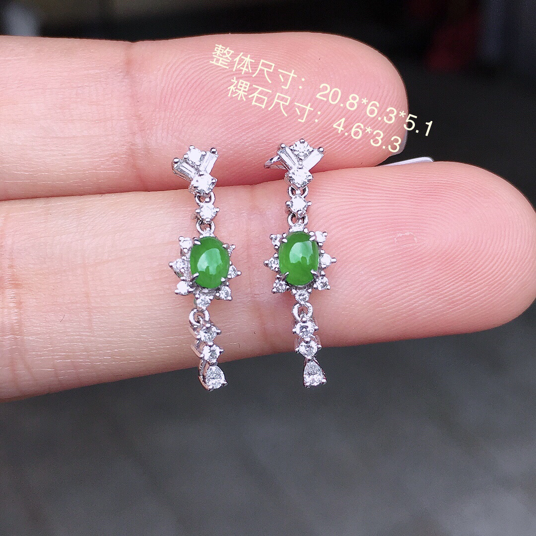 阳绿蛋面耳坠，色泽均匀艳丽，玉质细腻，荧光感超
强，饱满圆润，尽显优雅气质，18k
金豪华镶嵌