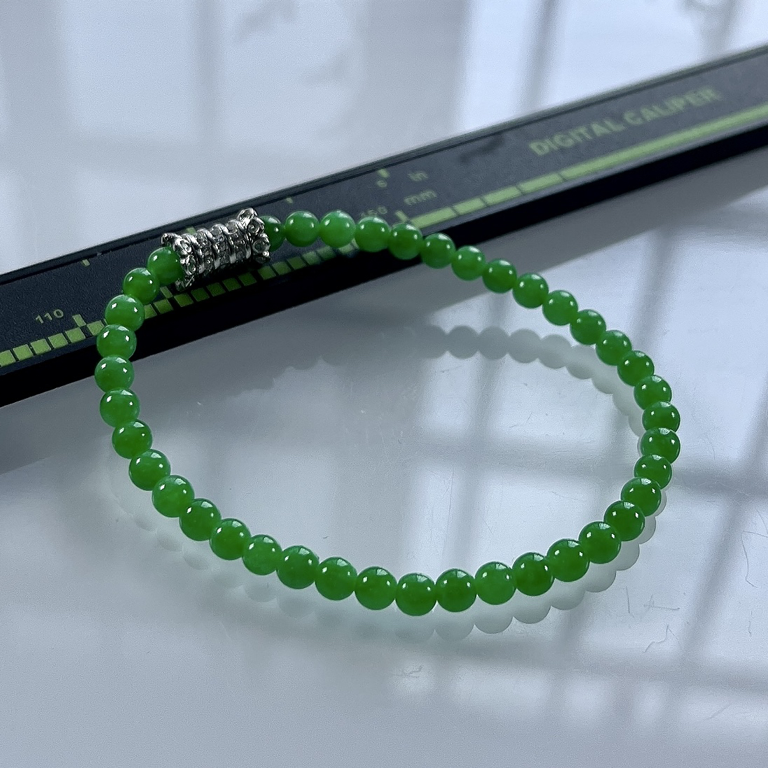 收藏级别，缅甸天然翡翠A货，卡4冰种起胶正阳绿小米珠小圆珠手串手链，尺寸：4mm/40颗，长度162mm，重量：5.77g