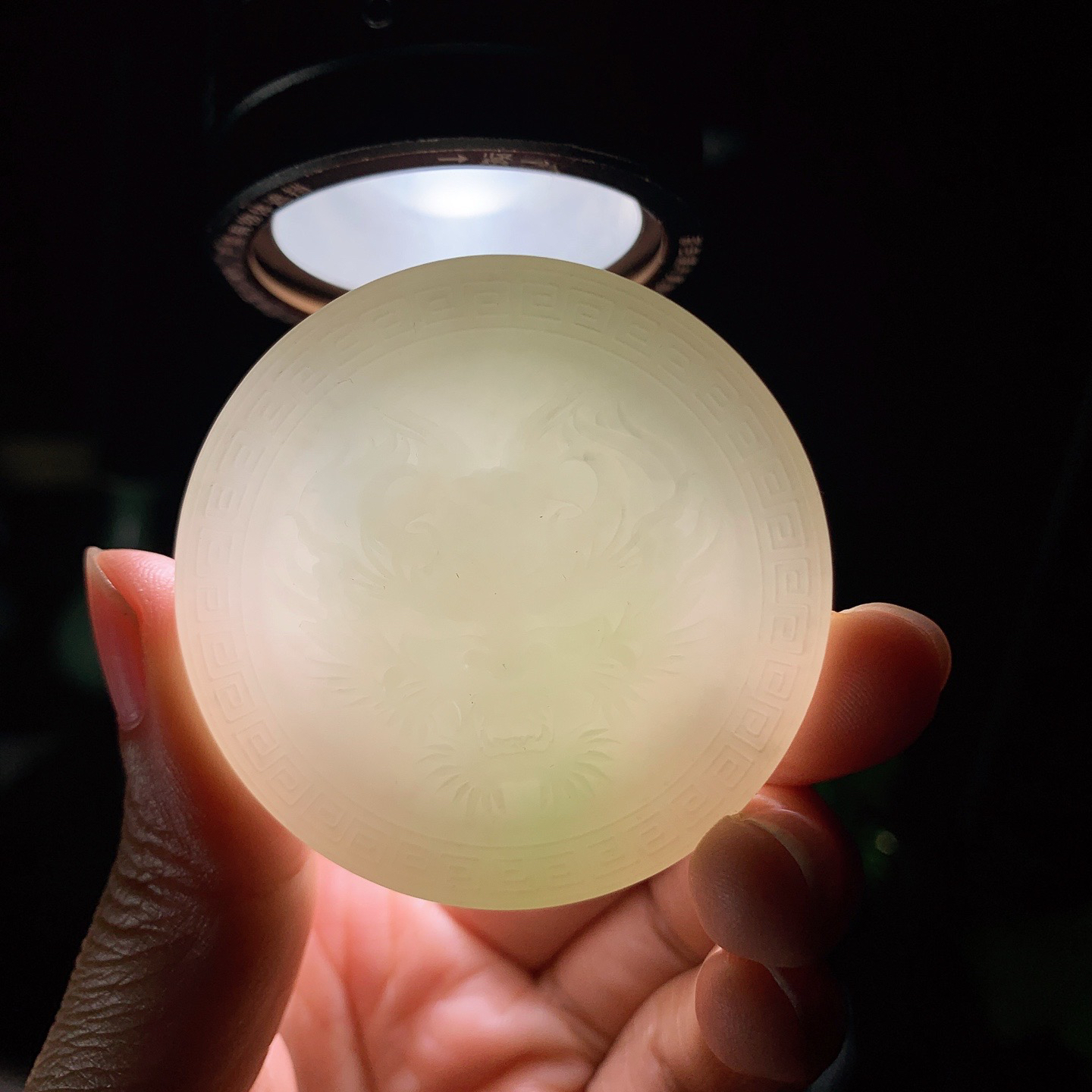 和田玉青海料翠青龙头皮带扣挂件。尺寸52/18重65.5克，玉质细腻油润 脂粉好，品质好！lt260418