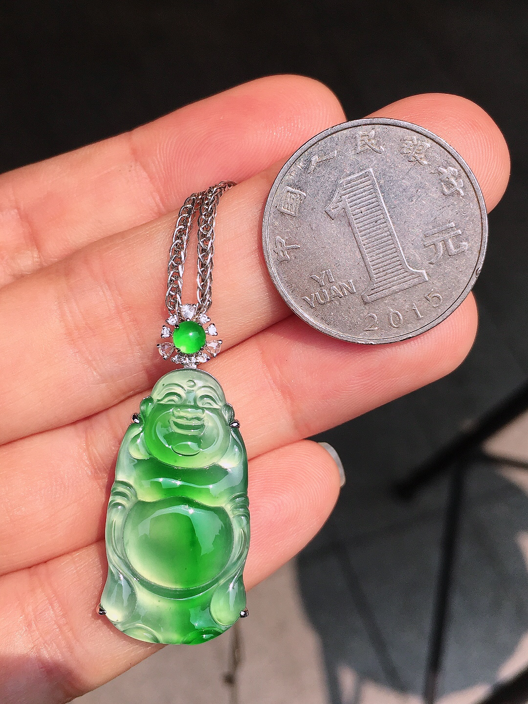 飘绿【财神爷】吊坠，色泽艳丽，玉质细腻，荧光感超
强，饱满圆润，尽显优雅气质，18k
金豪华镶嵌