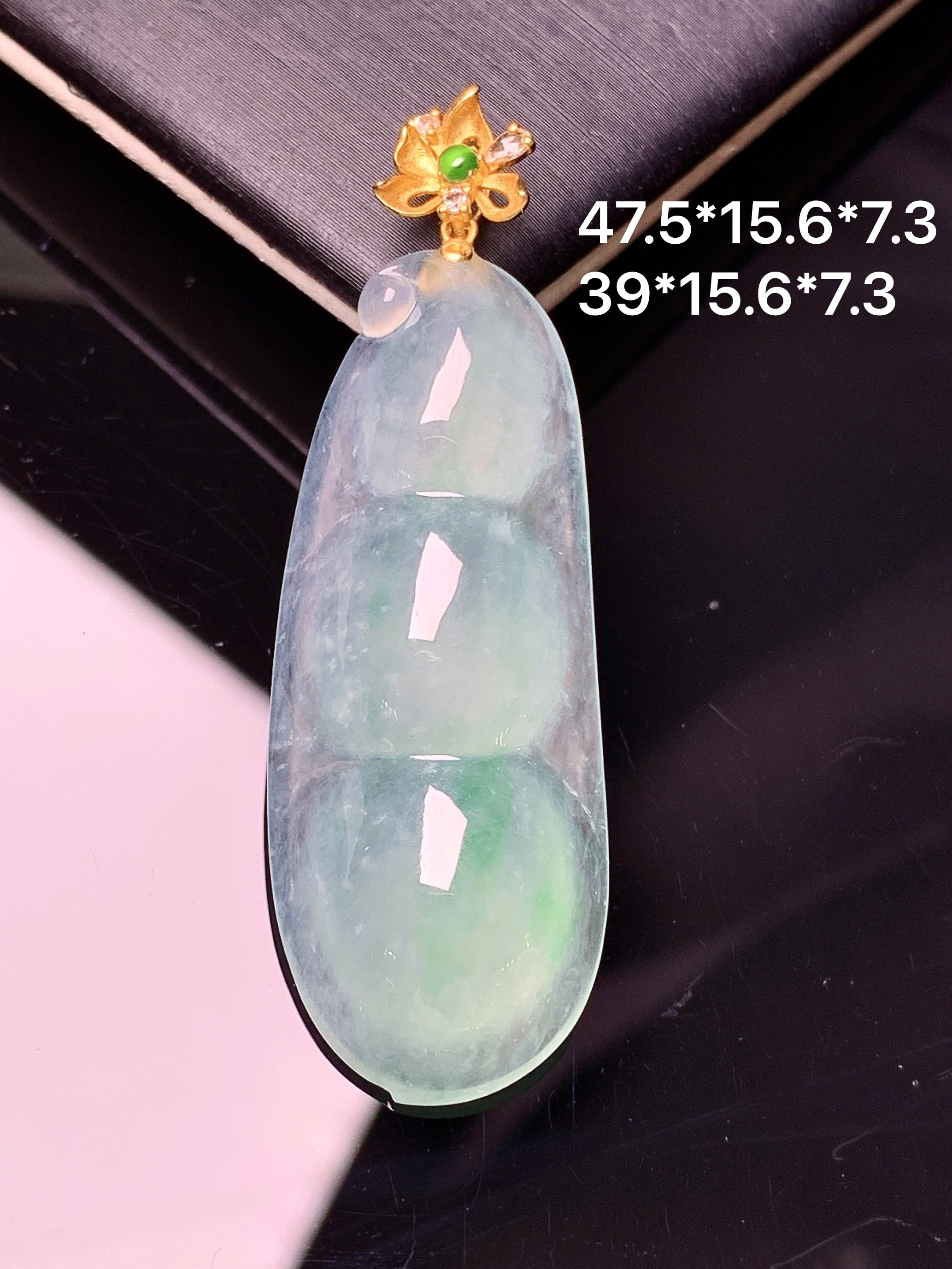 18k金钻镶嵌冰种飘绿四季豆吊坠 玉质细腻 色泽艳丽清新 水润亮眼 整体尺寸47.5*15.6*7.3c1