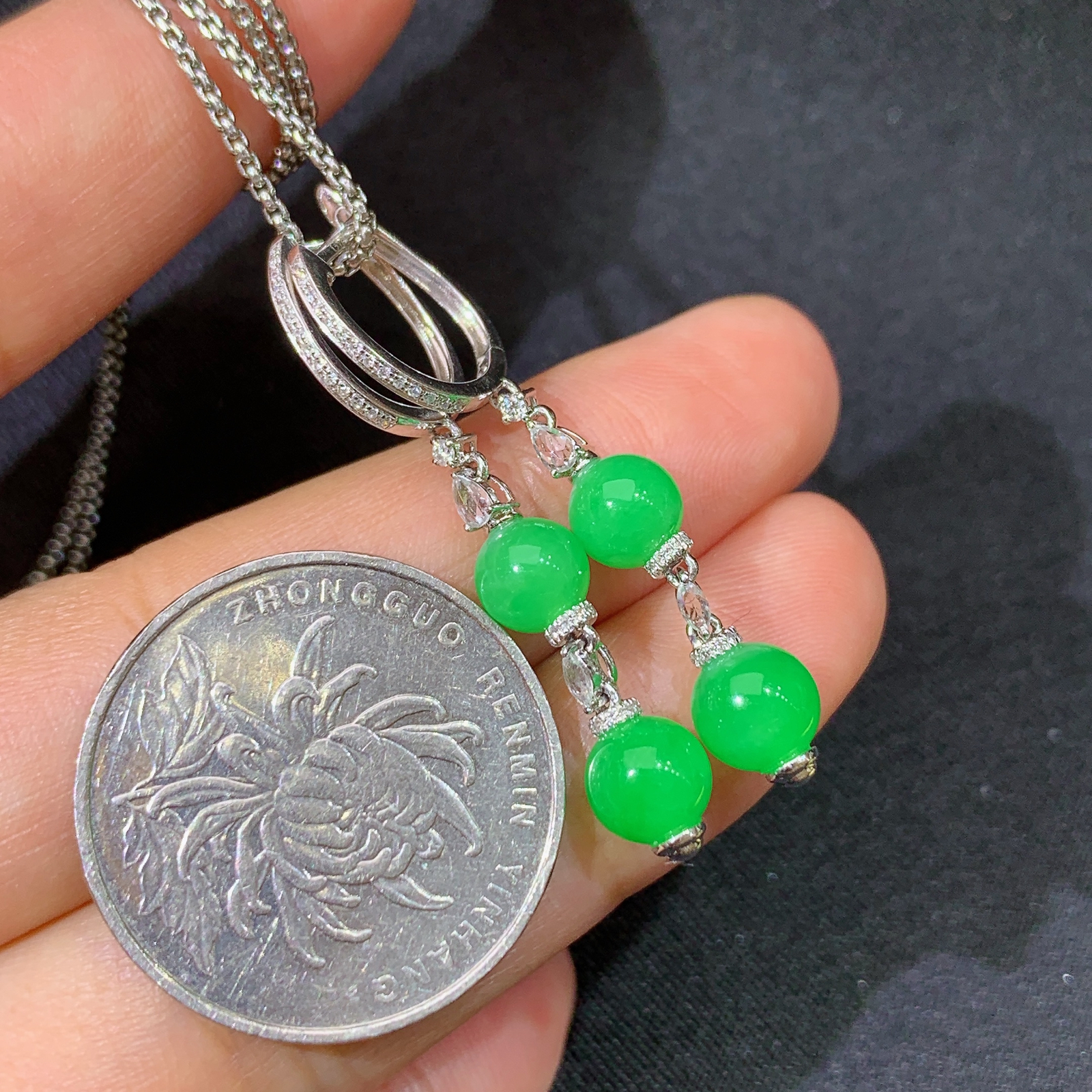 阳绿圆珠耳坠，18k金镶嵌，款式新颖，冰润色阳，种水足，Cj 尺寸6.2