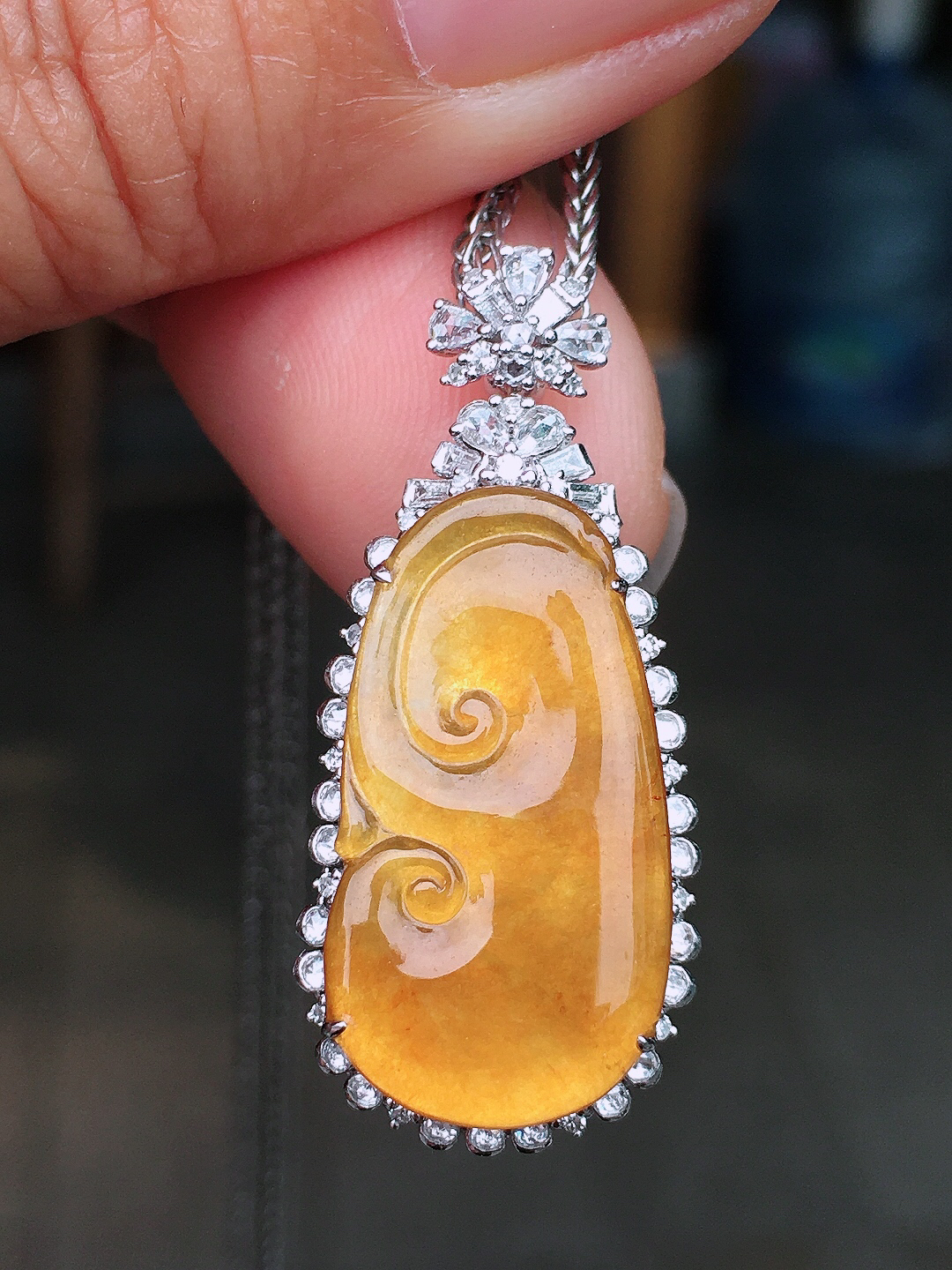 黄翡如意吊坠，色泽均匀艳丽，玉质细腻，荧光感超
强，饱满圆润，尽显优雅气质，18k
金豪华镶嵌