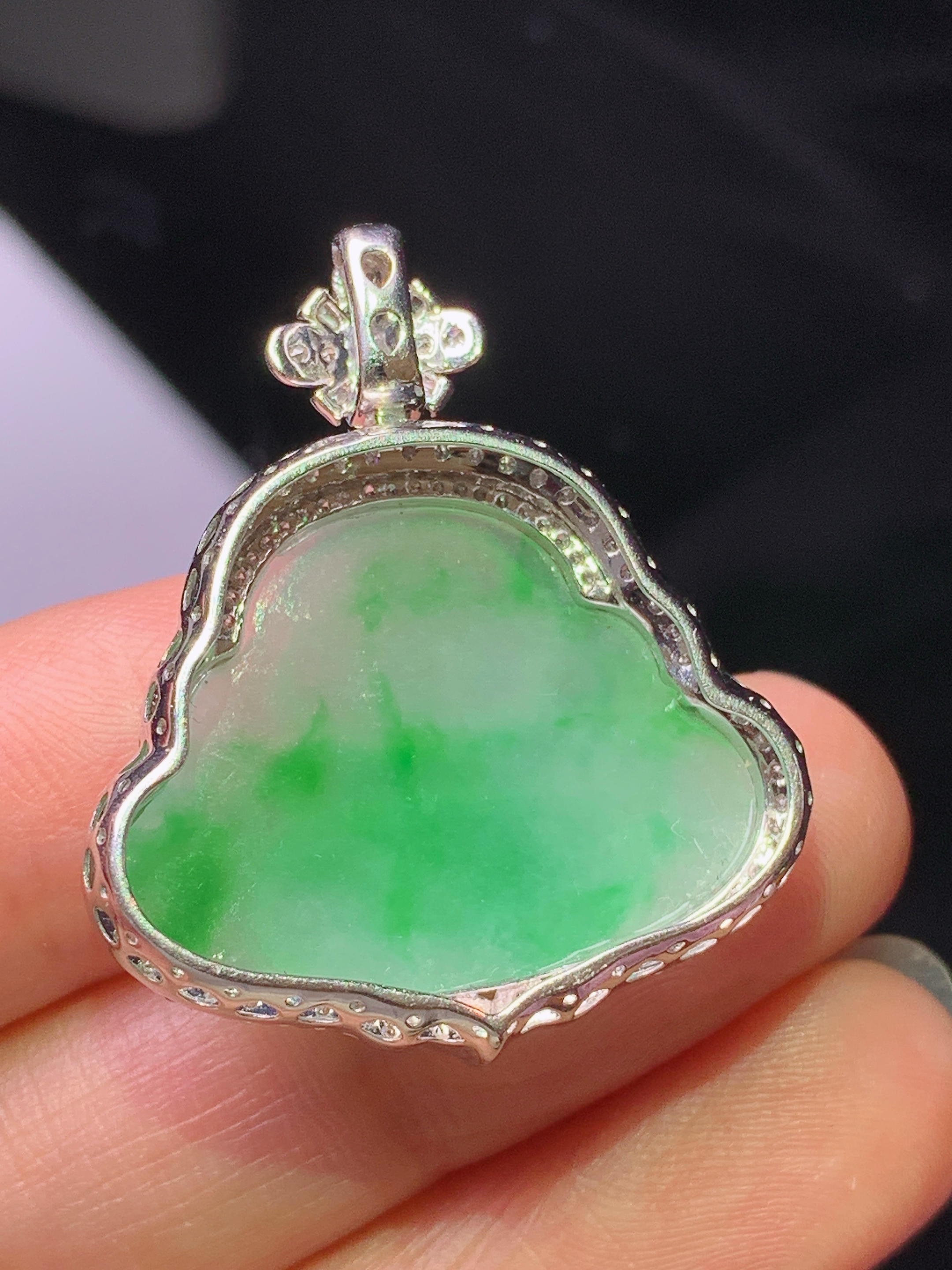 18k金钻镶嵌飘绿佛公吊坠 玉质细腻 色泽艳丽清新 水润亮眼 整体尺寸32*27.5*8.5c1