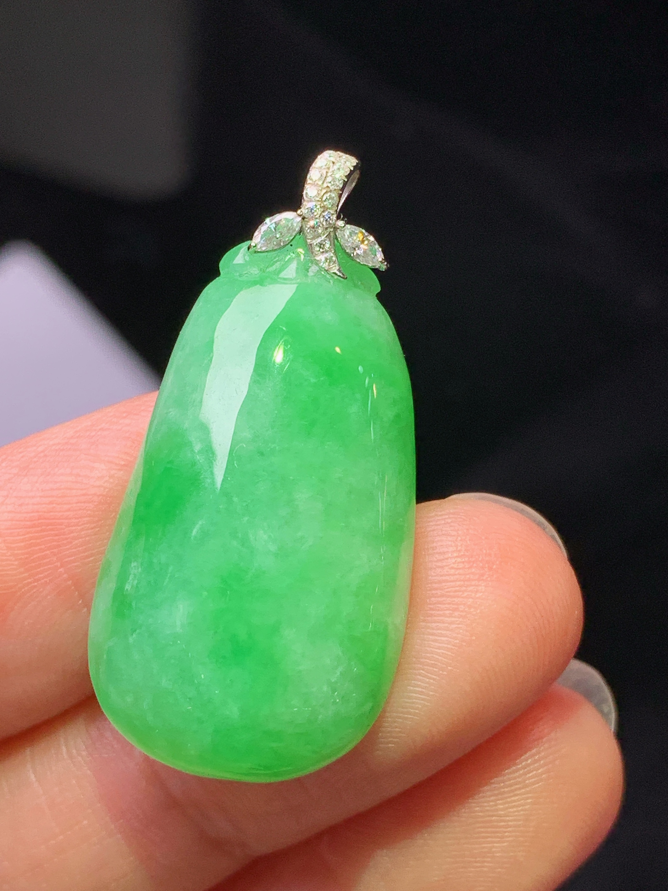 18k金钻镶嵌阳绿福瓜吊坠 玉质细腻 色泽艳丽清新 水润亮眼 整体尺寸32.8*16*7.3c1