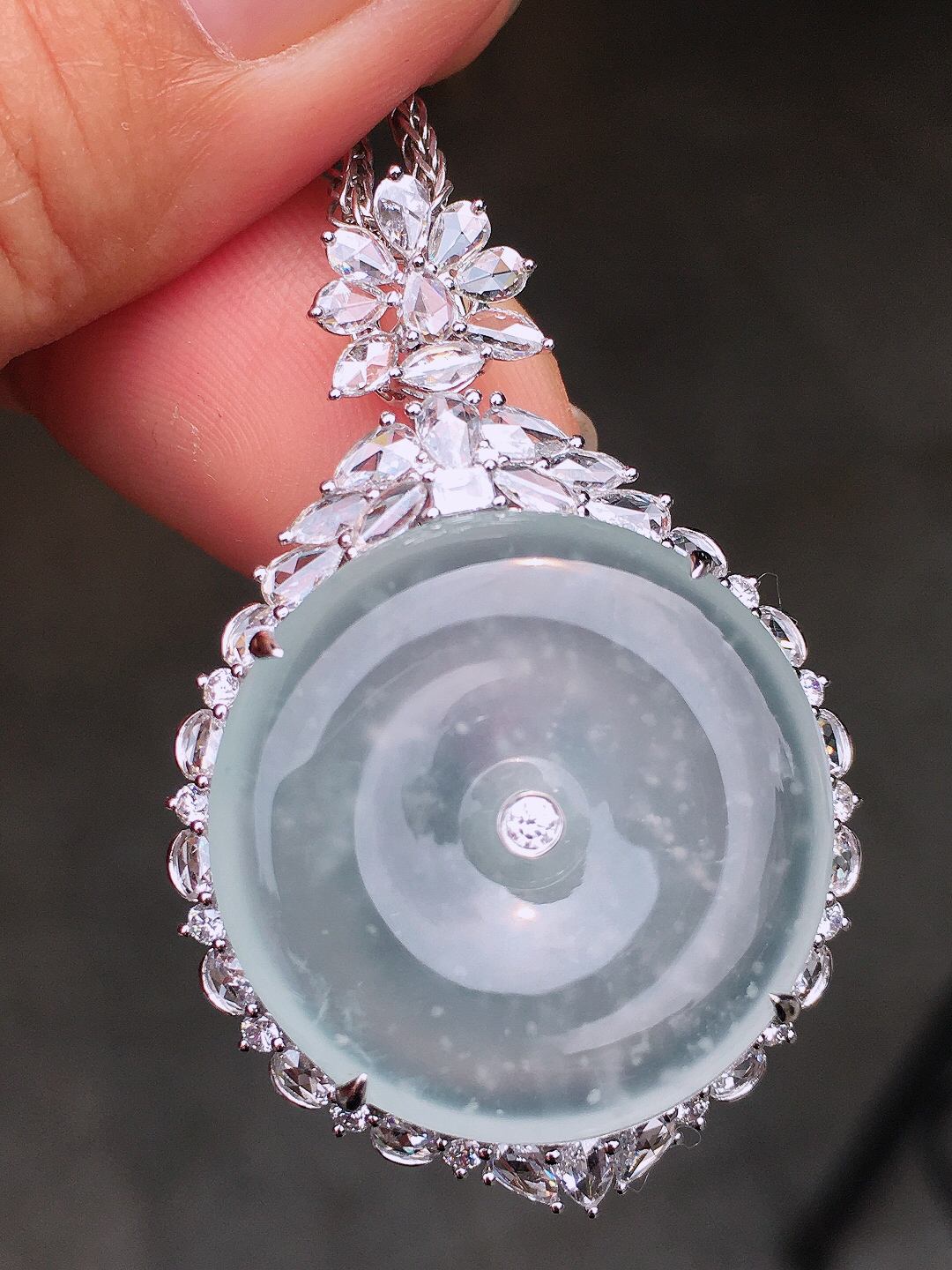 冰种平安扣吊坠，玉质细腻，荧光感超
强，饱满圆润，尽显优雅气质，18k
金豪华镶嵌