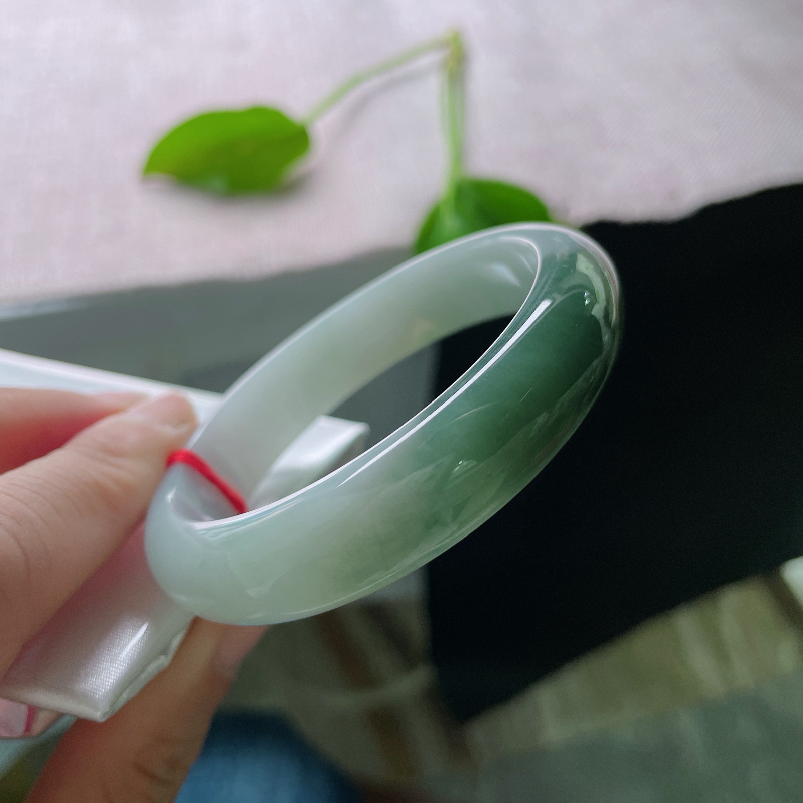 54.2/12.9/7.2，油青正圈，质地温润细腻，把江南烟雨戴在腕上。皮纹..