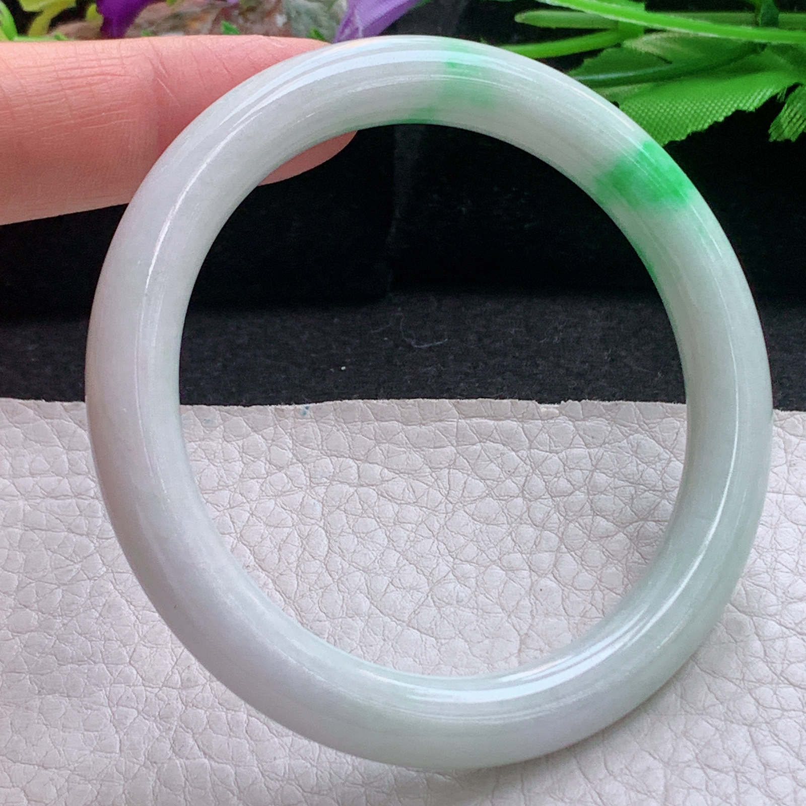 xx实拍57*8.6*8.8美人镯 天然缅甸翡翠a货手镯飘绿秀气正圈叮当镯