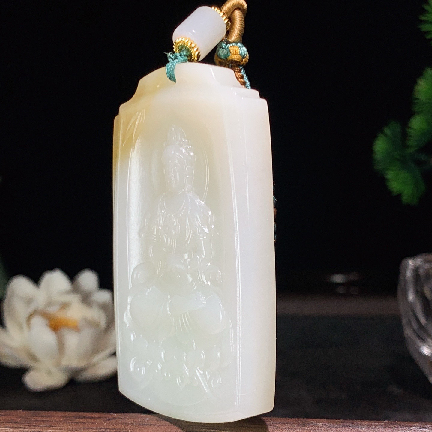 新疆和田玉且末糖座莲观音挂件 尺寸69/38/9重65.5克。玉质细腻油润。手推出油。佩戴高端典雅。