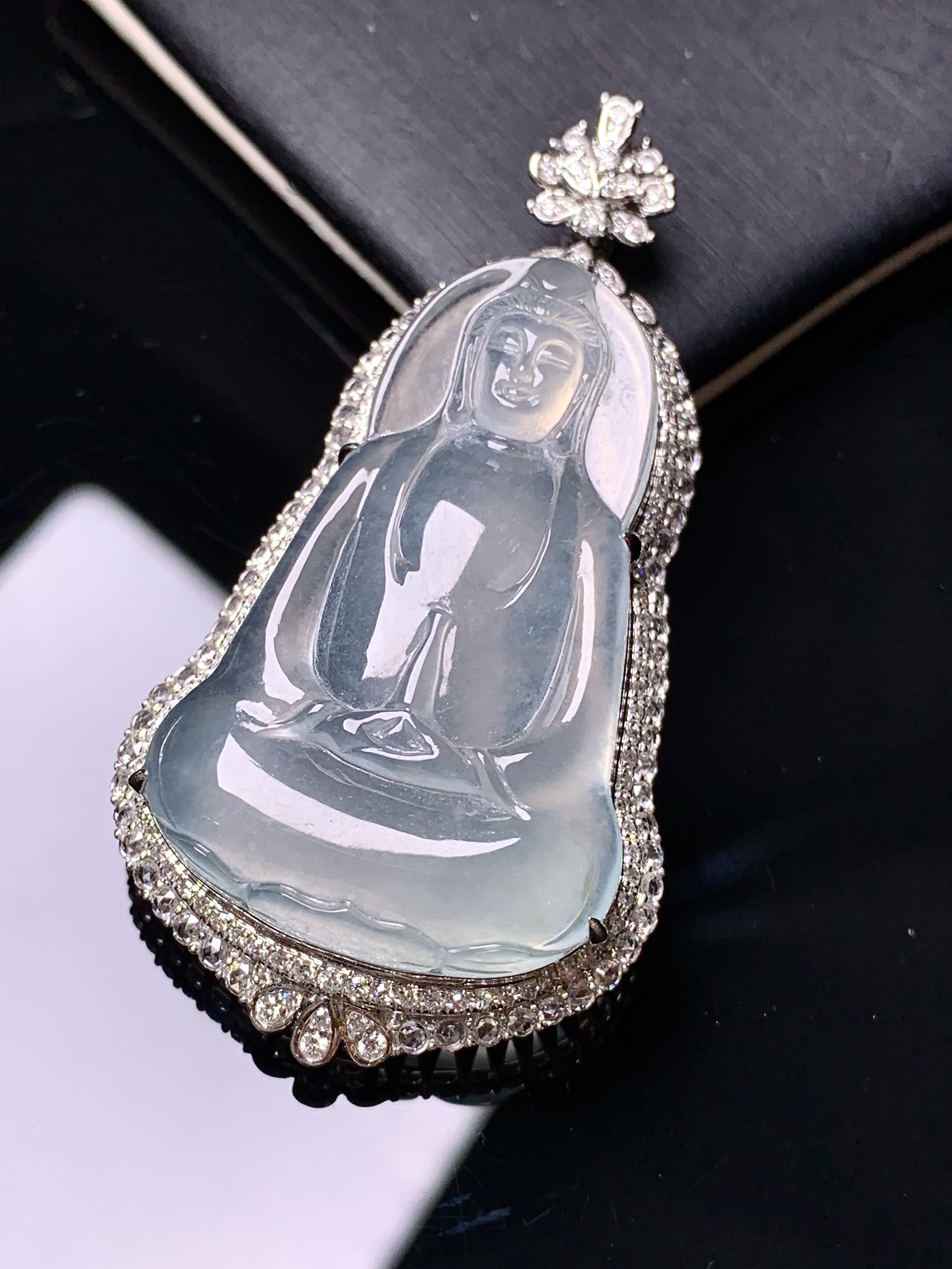 18k金钻镶嵌冰种观音菩萨吊坠 玉质细腻 色泽艳丽清新 水润亮眼 整体尺寸53*27.8*11.6b7