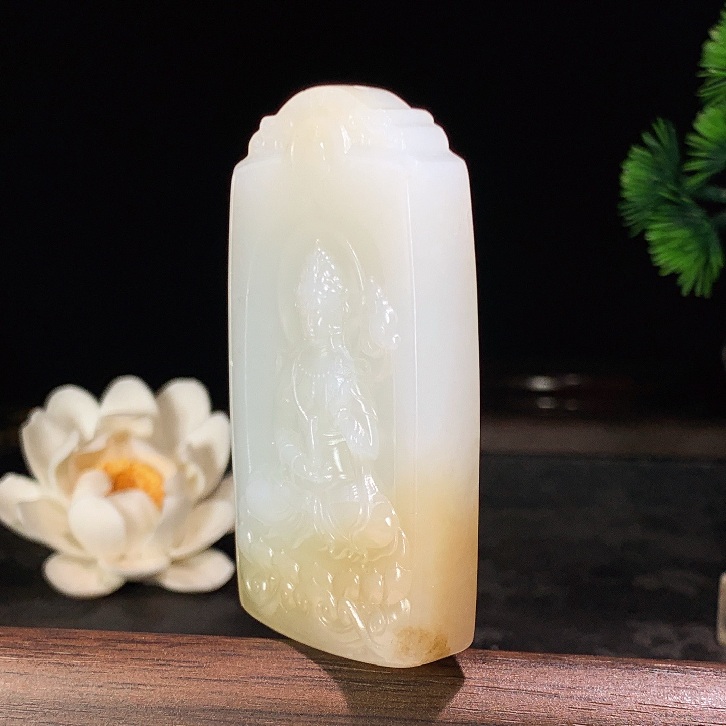 新疆和田玉且末糖座莲观音挂件 尺寸67/37/11重63克。玉质细腻油润。手推出油。佩戴高端典雅。l