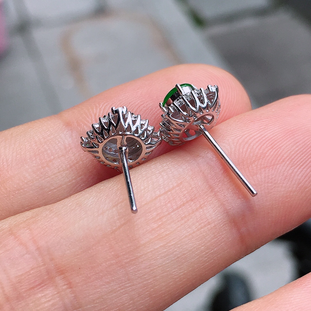 阳绿蛋面耳钉，色泽均匀艳丽，玉质细腻，荧光感超
强，饱满圆润，尽显优雅气质，18k
金豪华镶嵌