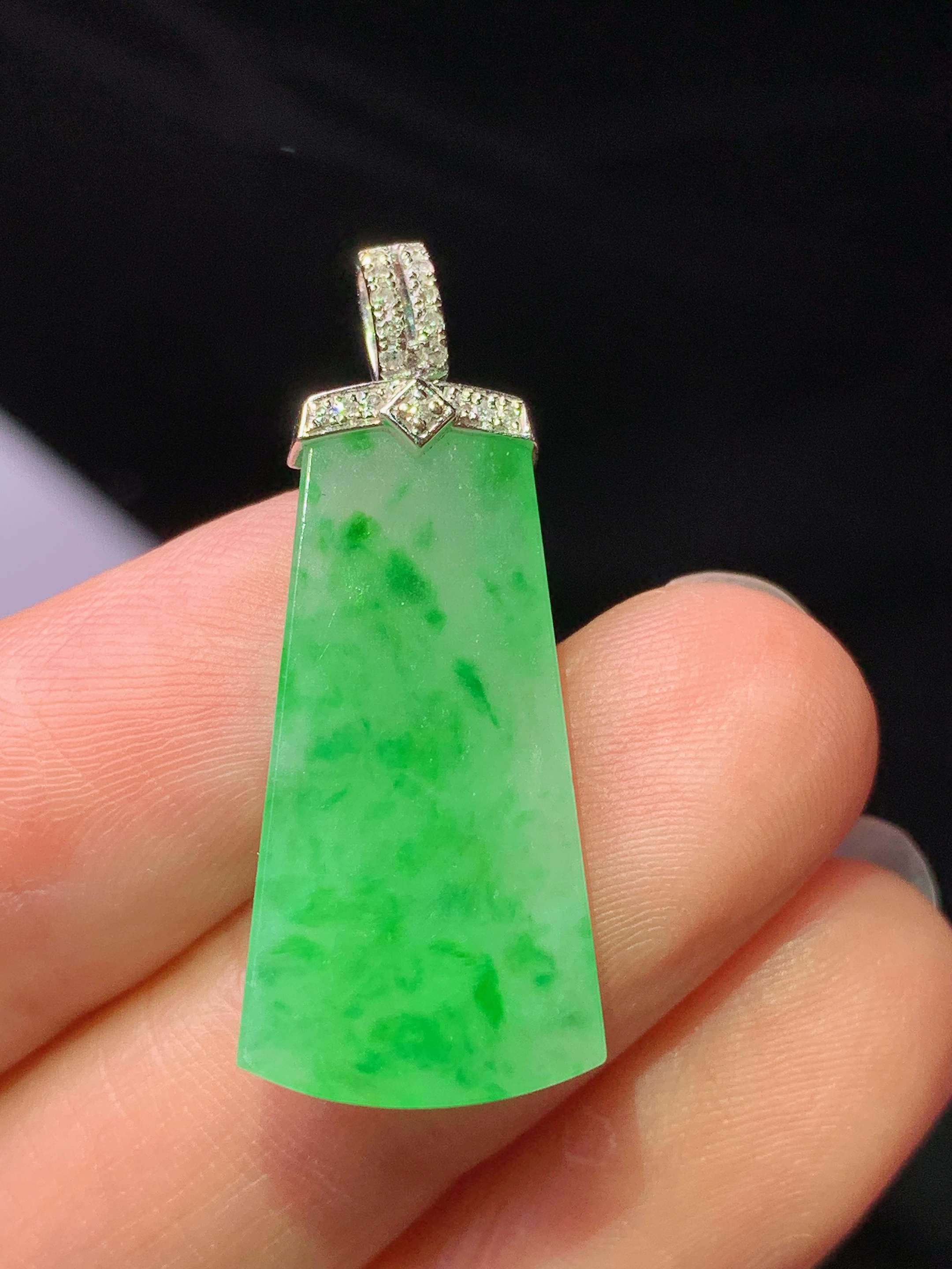 18k金钻镶嵌冰阳绿无事牌吊坠 玉质细腻 色泽艳丽清新 水润亮眼 整体尺寸30.8*12.5*2.5z1