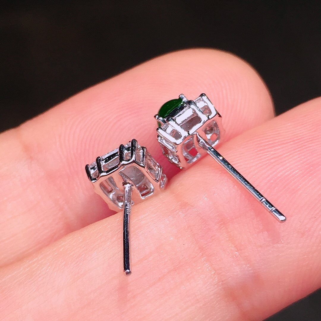 辣绿蛋面耳钉，色泽均匀艳丽，玉质细腻，荧光感超
强，饱满圆润，尽显优雅气质，18k
金豪华镶嵌